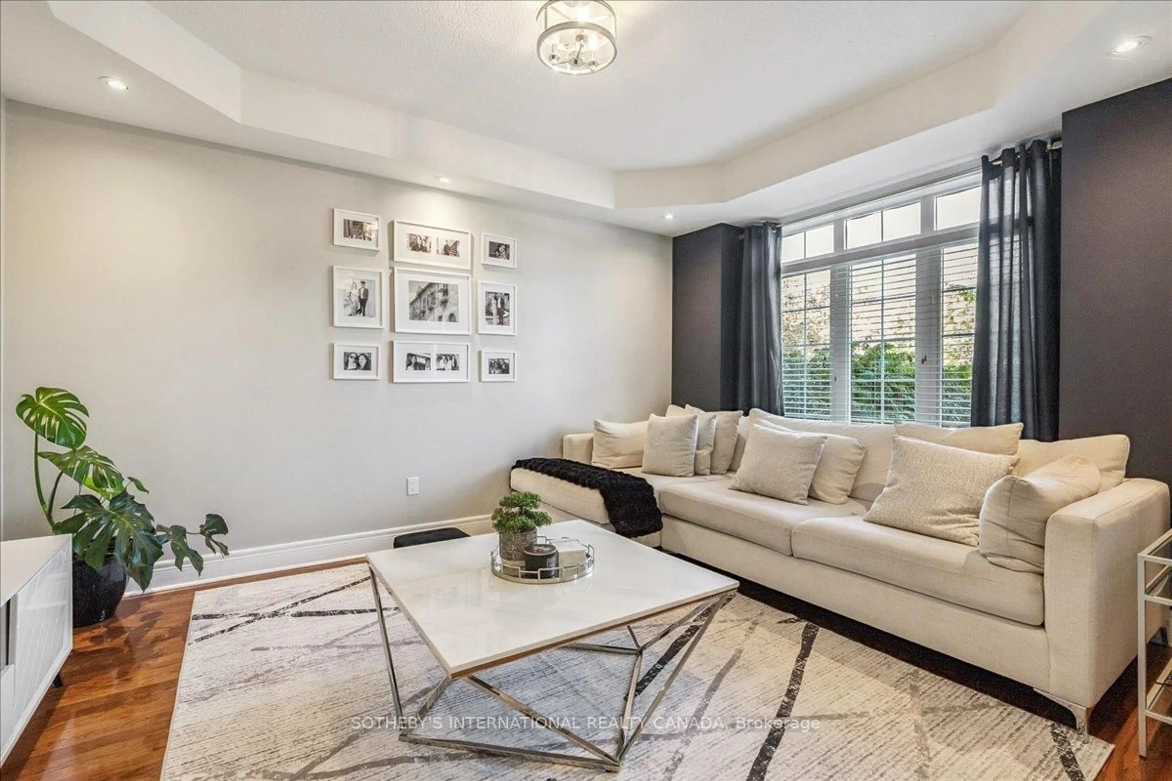 Living room with furniture, unknown for 3362 Eglinton Ave, Mississauga Ontario L5M 7P2