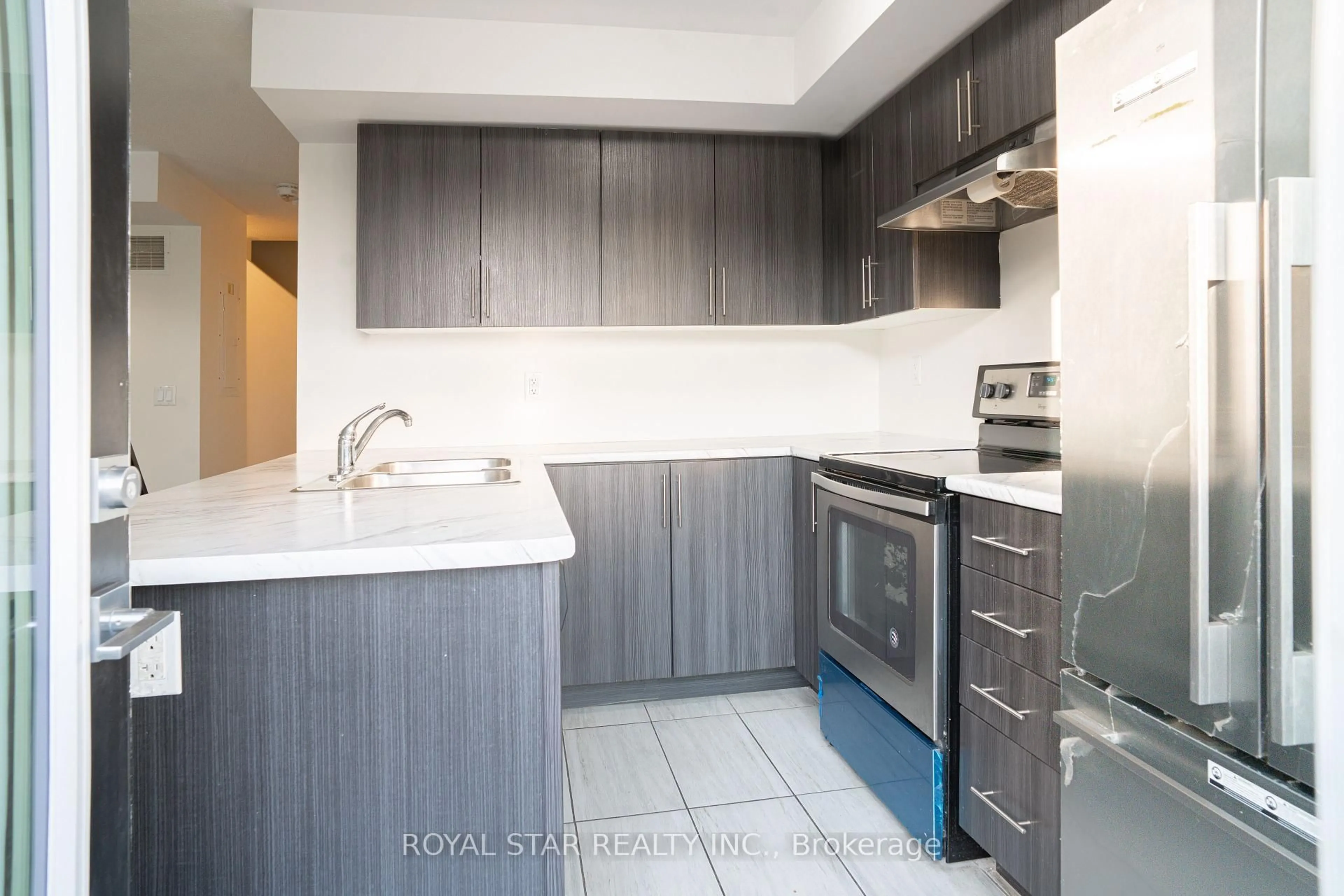 Standard kitchen, unknown for 100 Dufay Rd #111, Brampton Ontario L7A 4S3