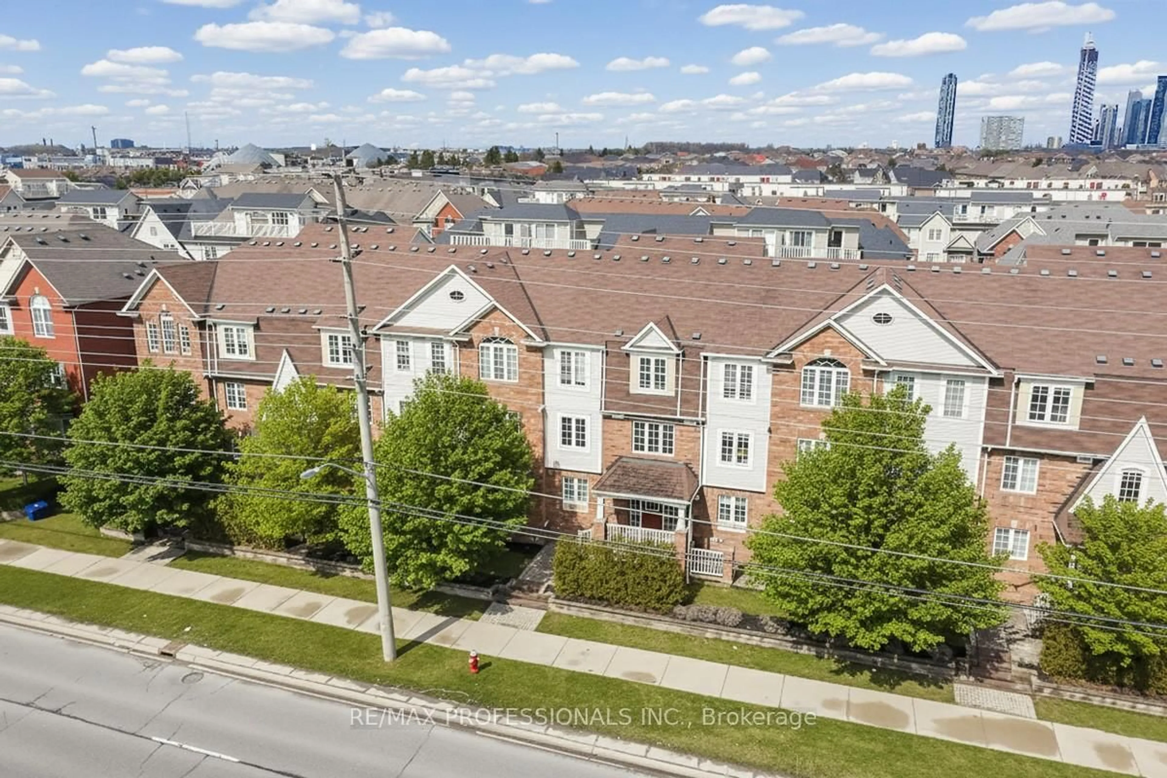 A pic from outside/outdoor area/front of a property/back of a property/a pic from drone, city buildings view from balcony for 619 Dundas St #4, Mississauga Ontario L5B 0B5