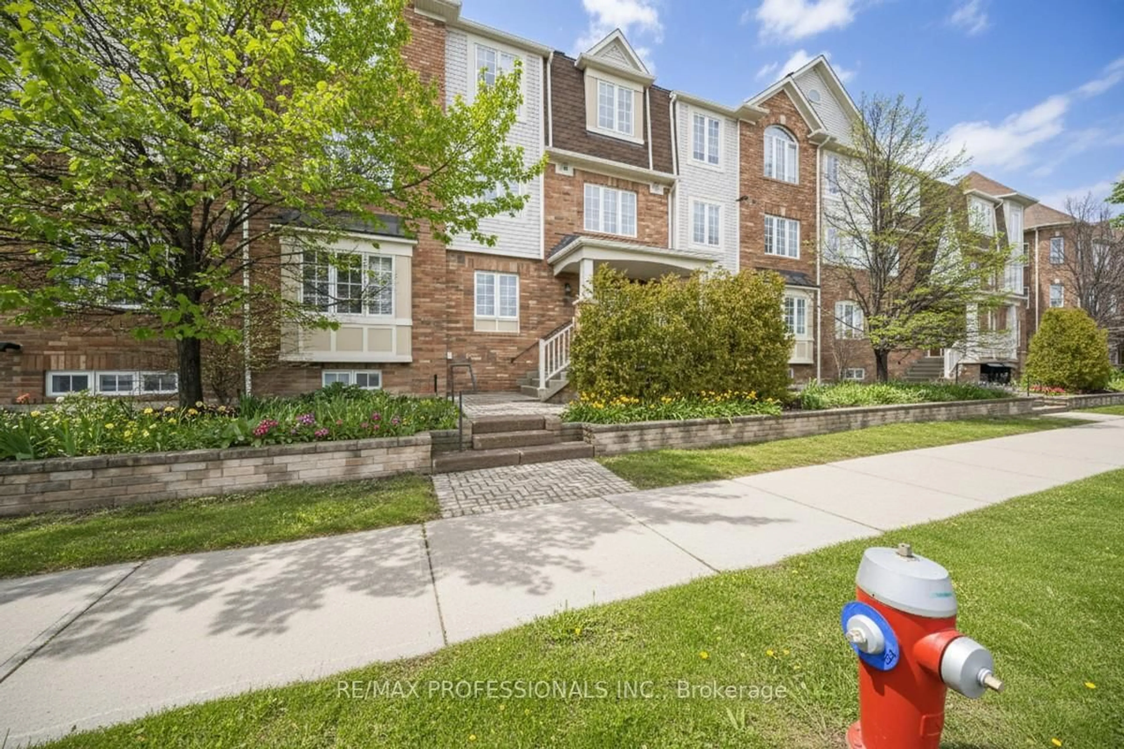 A pic from outside/outdoor area/front of a property/back of a property/a pic from drone, street for 619 Dundas St #4, Mississauga Ontario L5B 0B5
