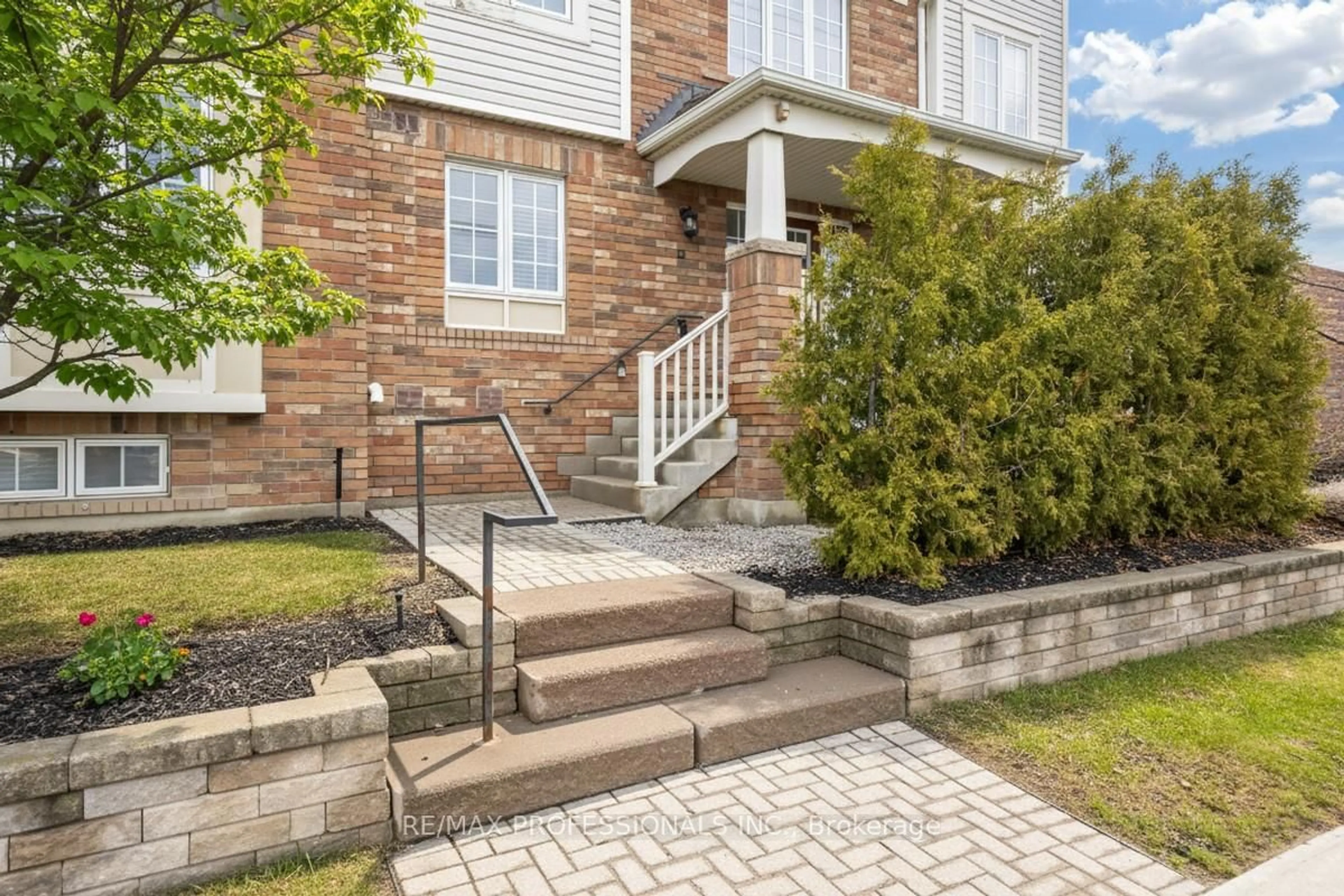 Home with brick exterior material, street for 619 Dundas St #4, Mississauga Ontario L5B 0B5