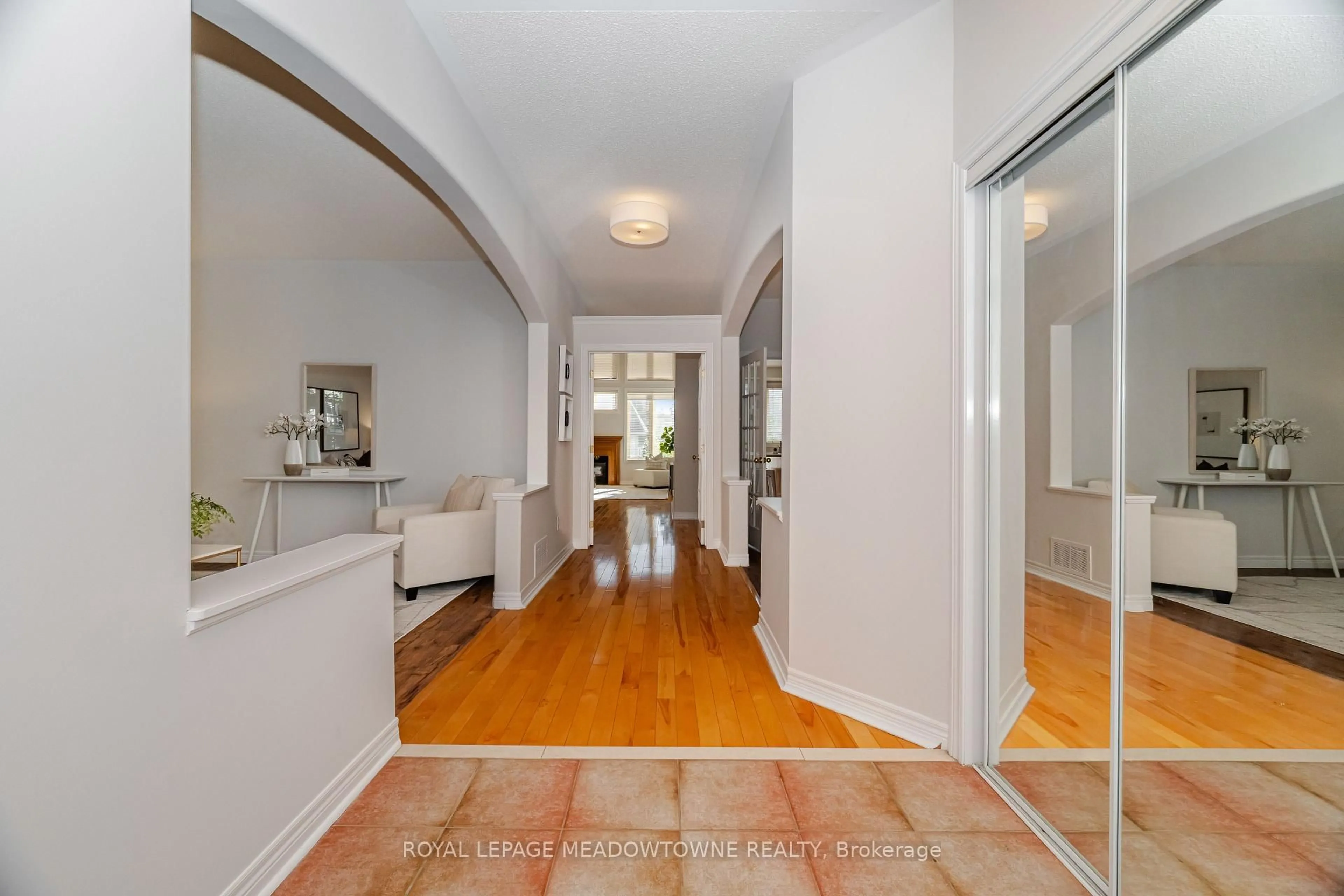 Indoor foyer for 7034 Lessard Lane, Mississauga Ontario L5W 1A4