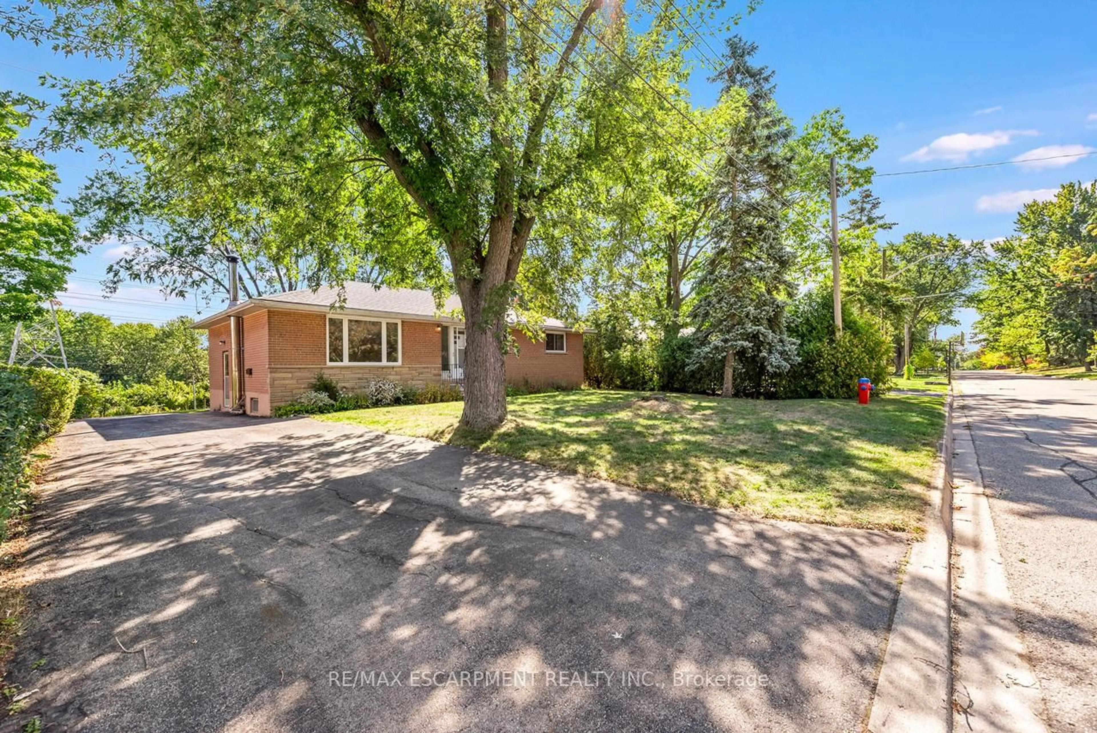 A pic from outside/outdoor area/front of a property/back of a property/a pic from drone, street for 2274 Sunnydale Dr, Burlington Ontario L7P 1E9