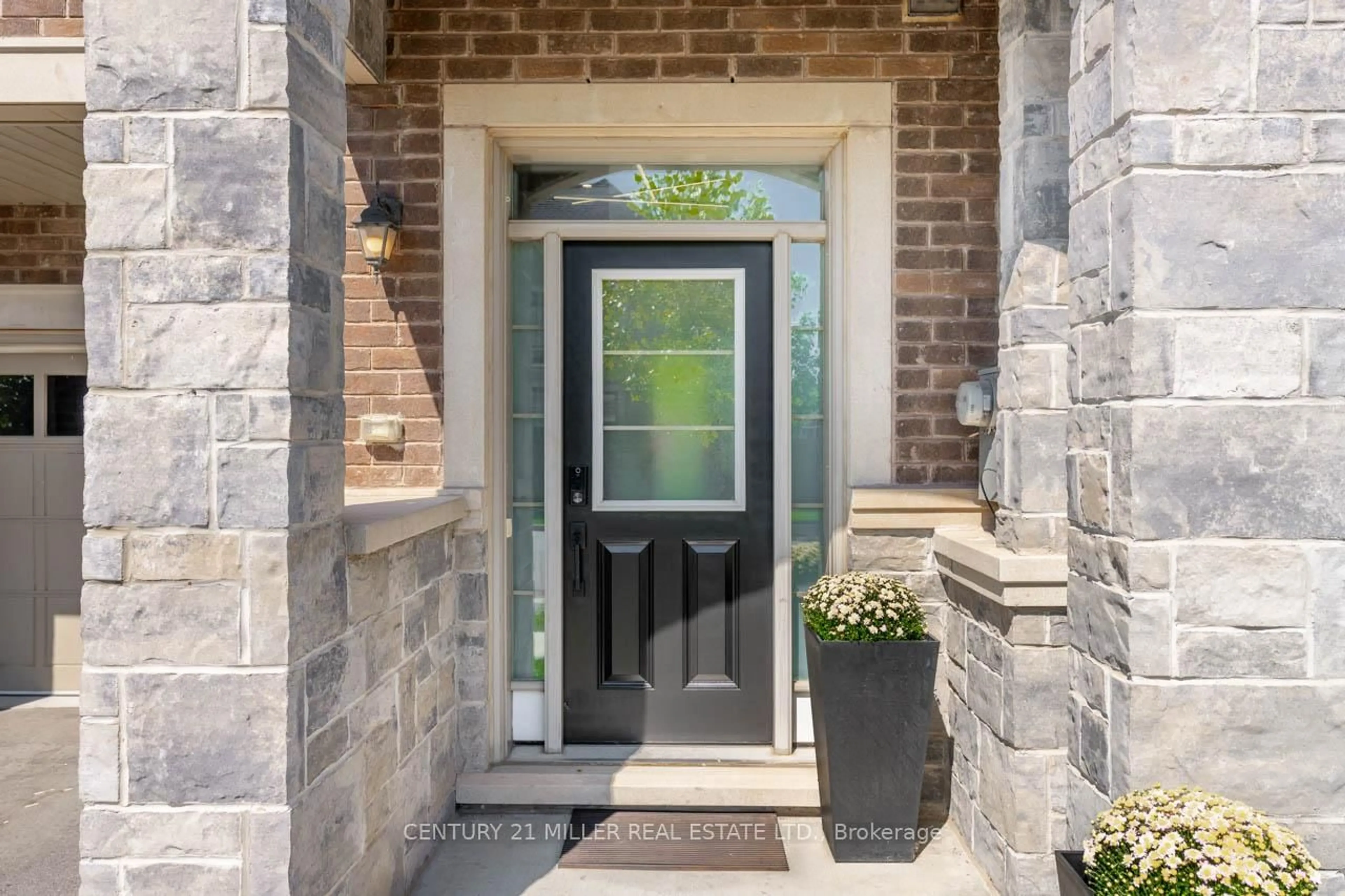 Indoor entryway for 477 Izumi Gate, Milton Ontario L9E 1J7