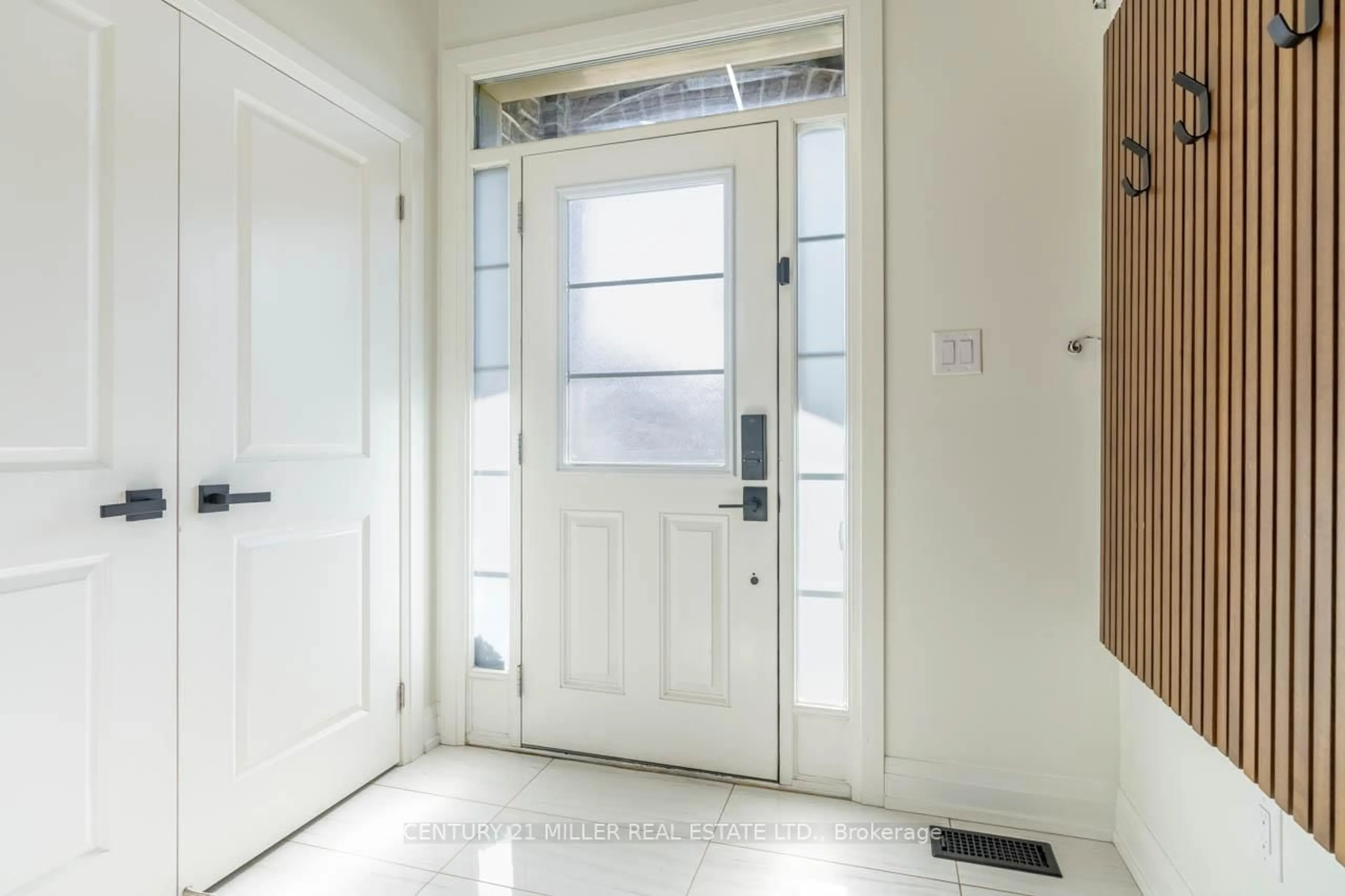 Indoor entryway for 477 Izumi Gate, Milton Ontario L9E 1J7