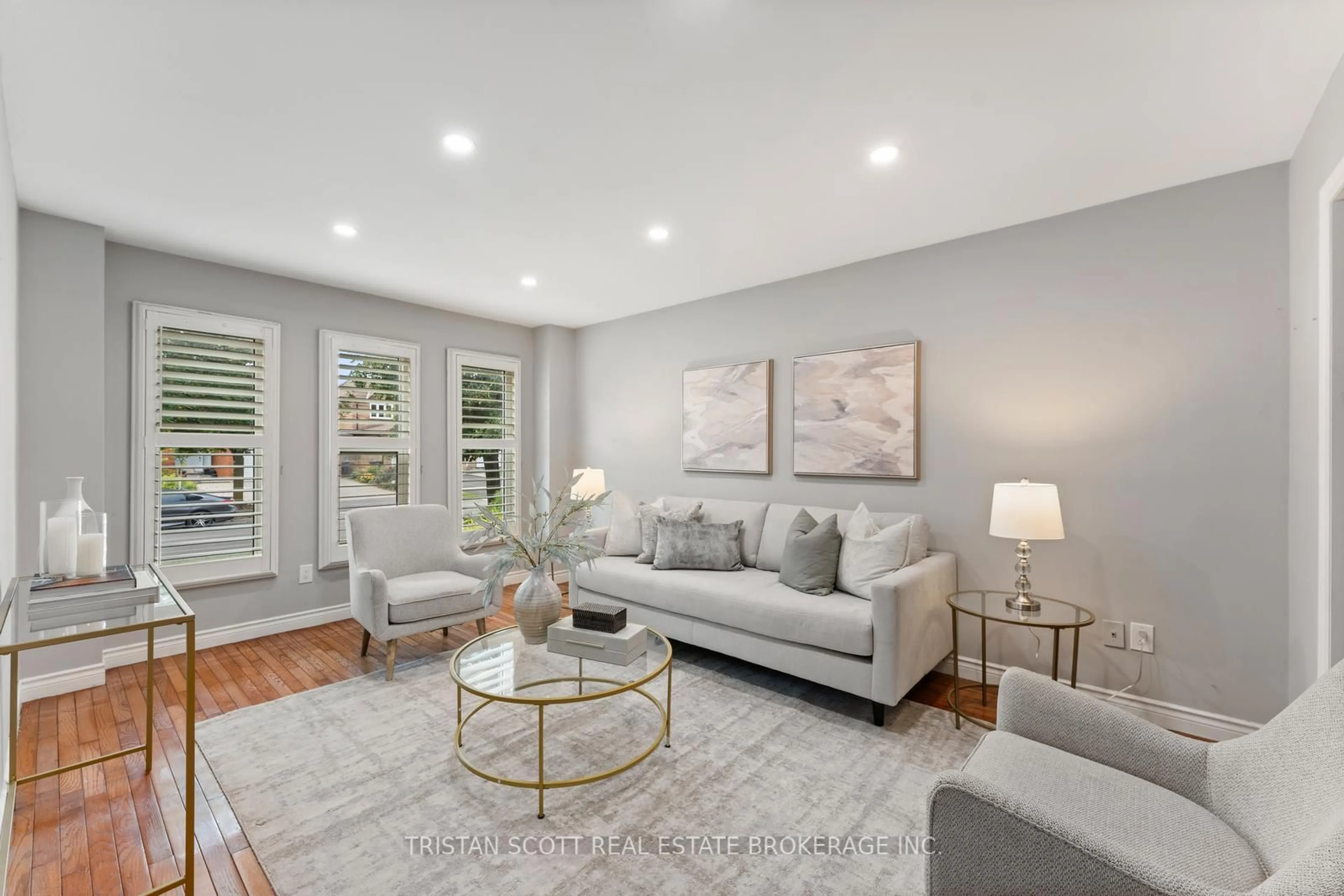Living room with furniture, unknown for 2627 Ambercroft Tr, Mississauga Ontario L5M 4K2