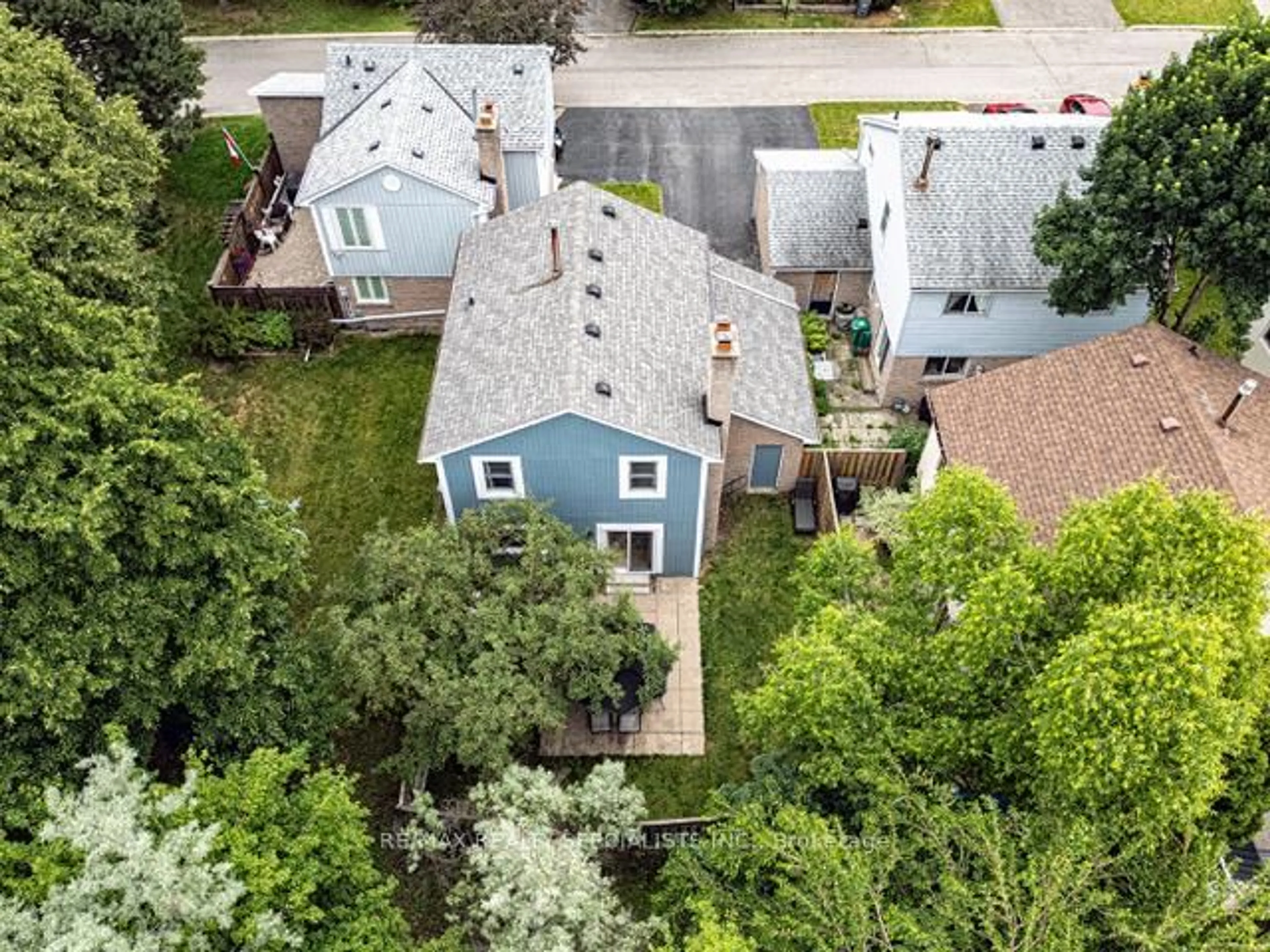 A pic from outside/outdoor area/front of a property/back of a property/a pic from drone, street for 45 Neuchatel Pl #45, Mississauga Ontario L5N 6A7