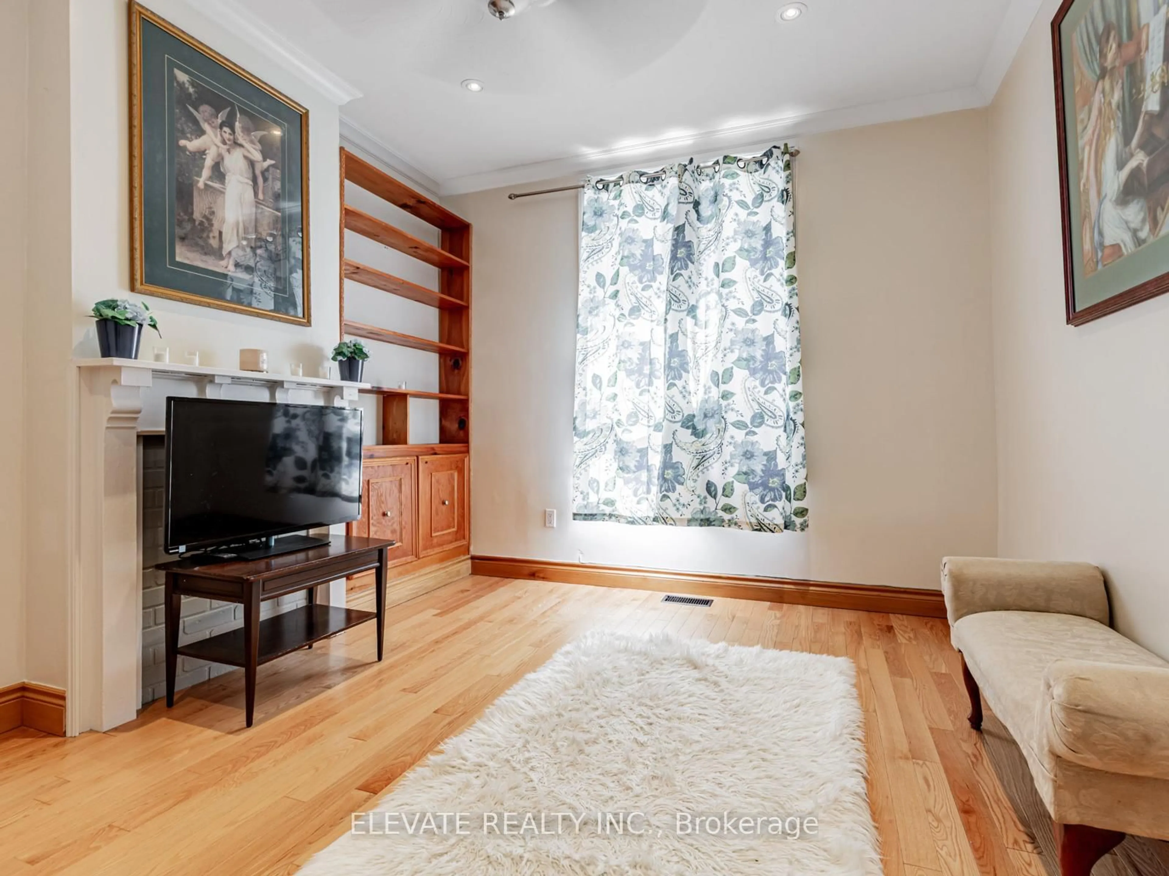 Living room with furniture, unknown for 10 Burnfield Ave, Toronto Ontario M6G 1Y5