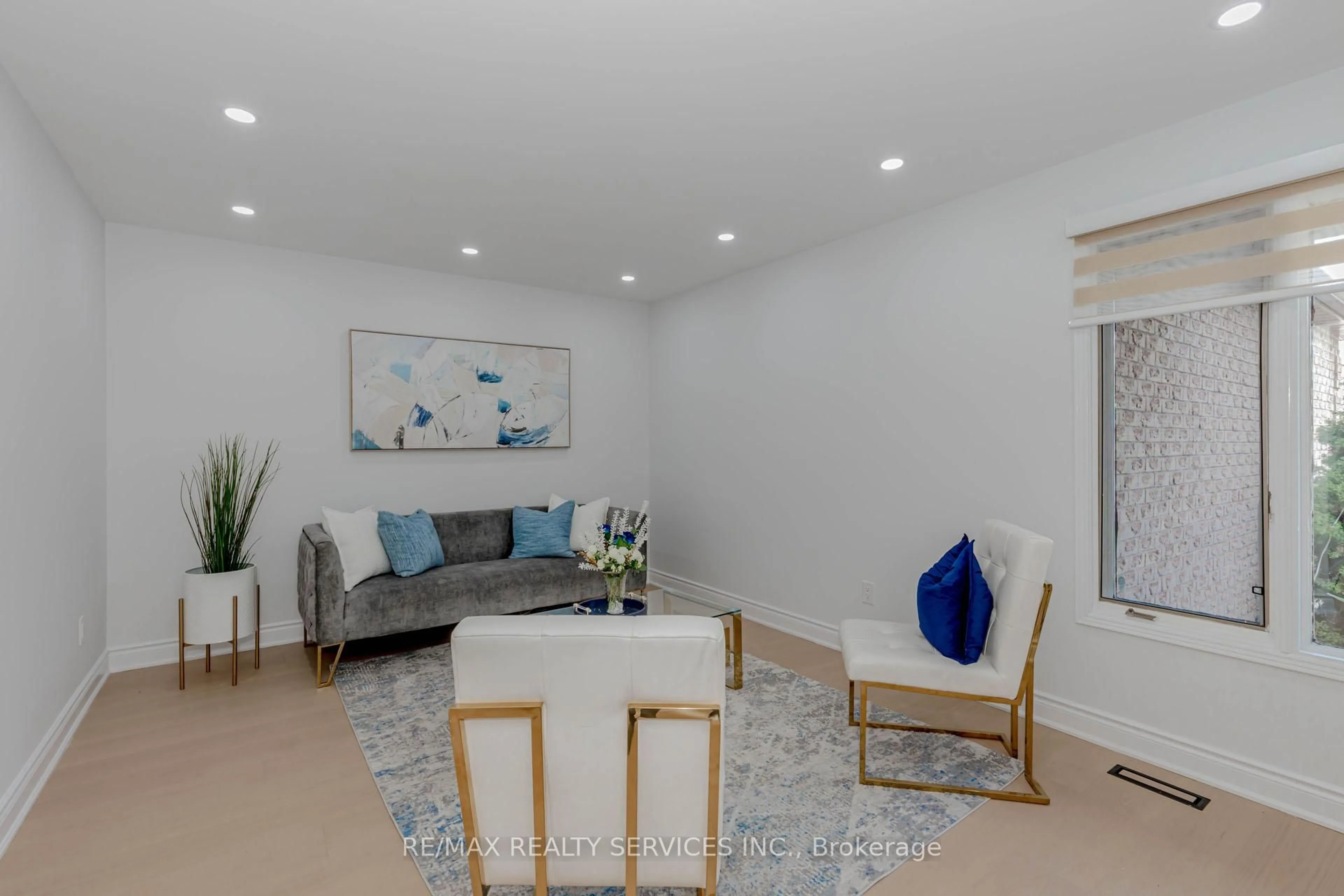 Living room with furniture, unknown for 152 Blackfoot Tr, Mississauga Ontario L5R 2G4