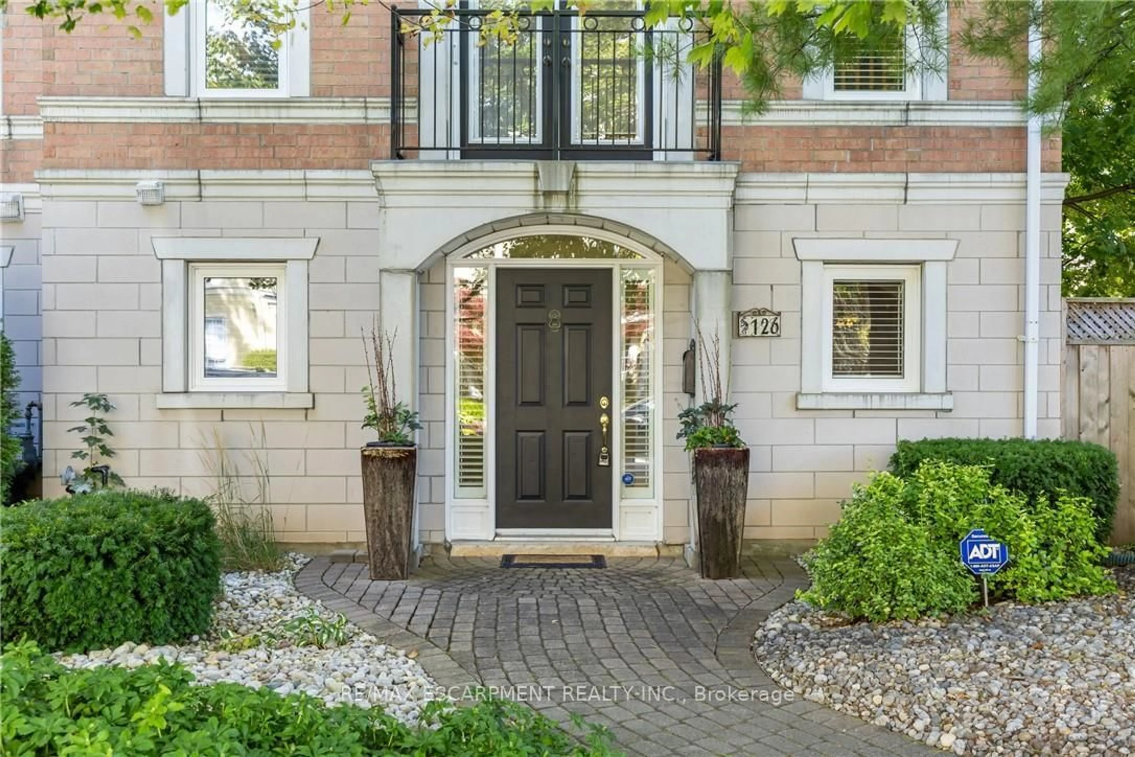 Indoor entryway for 126 Brant St, Oakville Ontario L6K 3X6