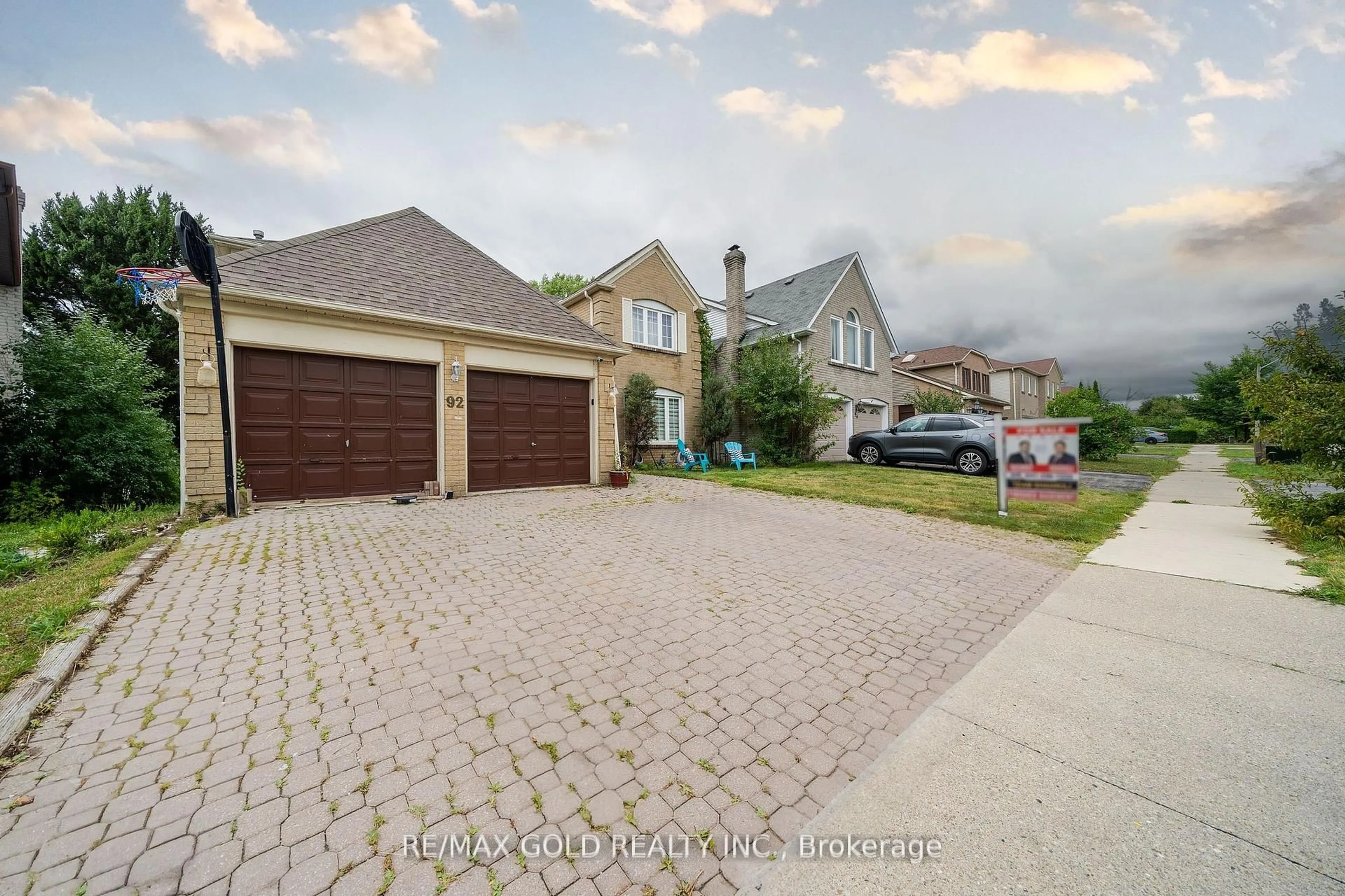 A pic from outside/outdoor area/front of a property/back of a property/a pic from drone, street for 92 Jaffa Dr, Brampton Ontario L6S 4C6