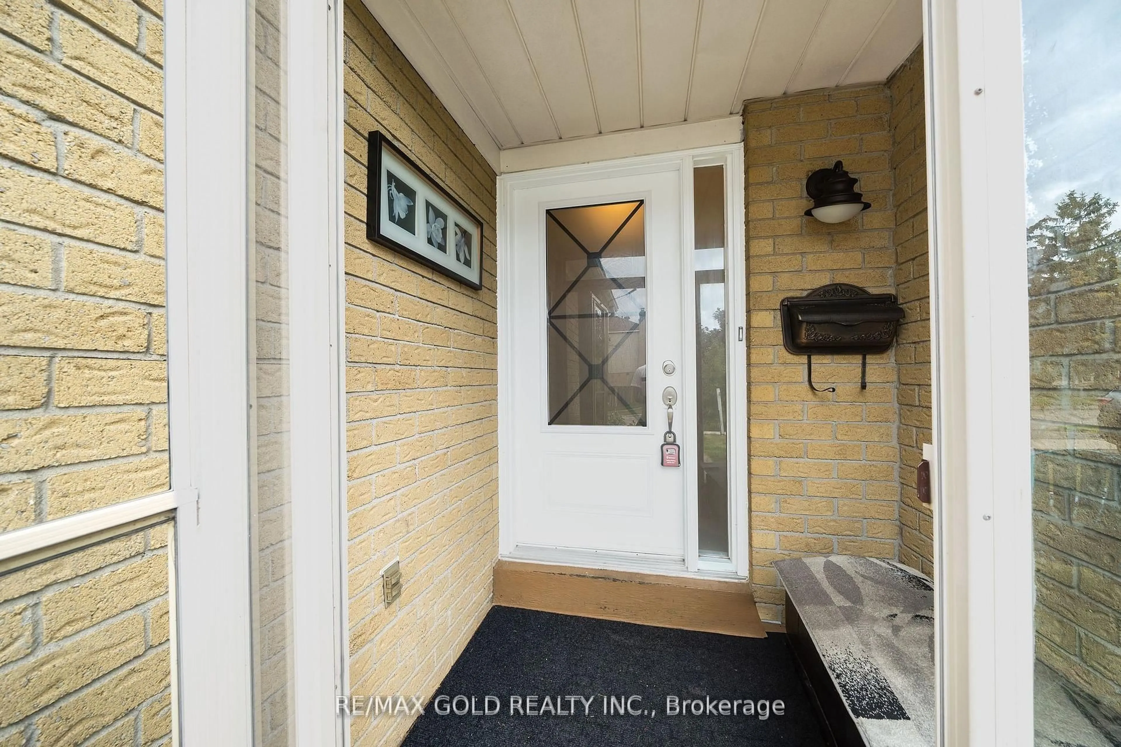 Indoor entryway for 92 Jaffa Dr, Brampton Ontario L6S 4C6