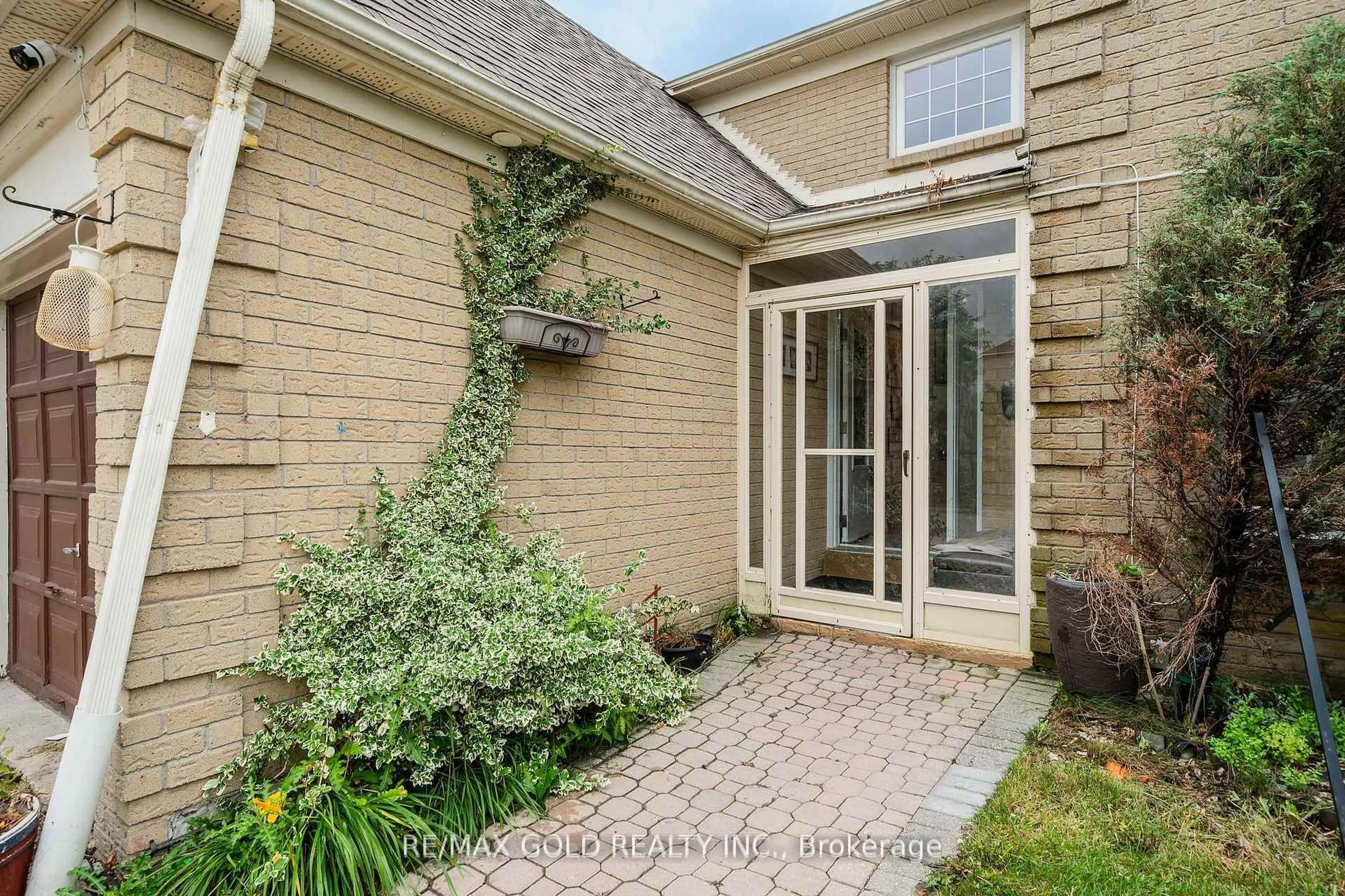 Home with brick exterior material, street for 92 Jaffa Dr, Brampton Ontario L6S 4C6