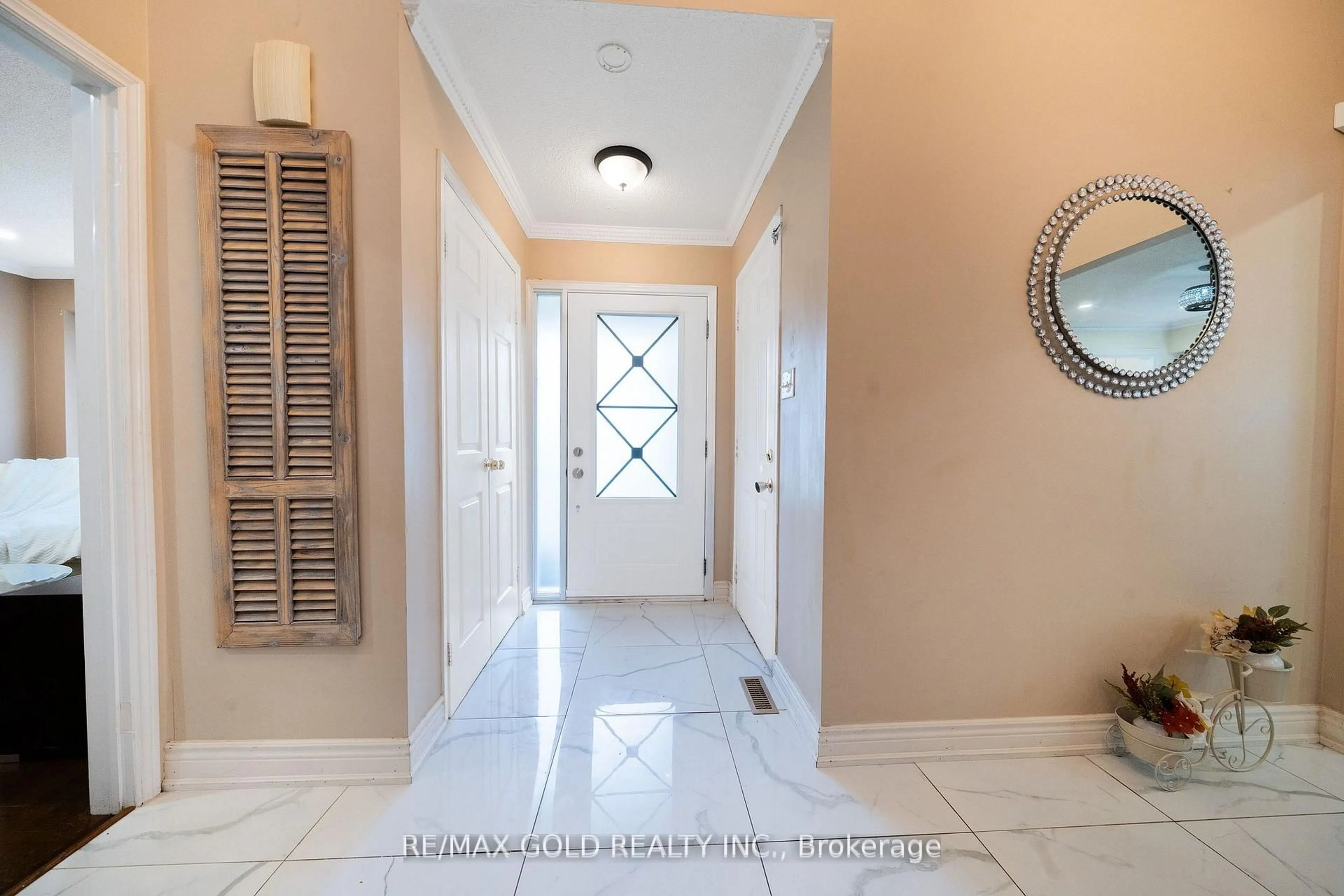 Indoor entryway for 92 Jaffa Dr, Brampton Ontario L6S 4C6