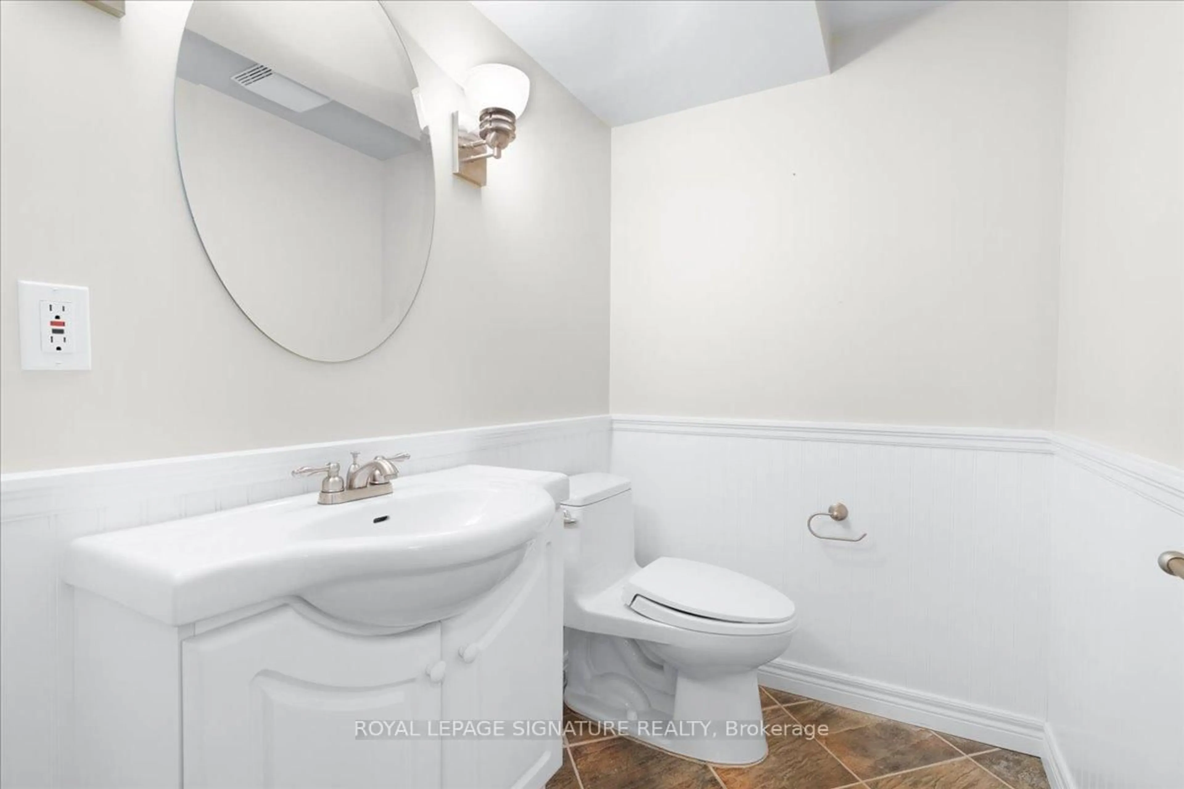 Standard bathroom, ceramic/tile floor for 6019 Tillsdown Dr, Mississauga Ontario L5N 4M5
