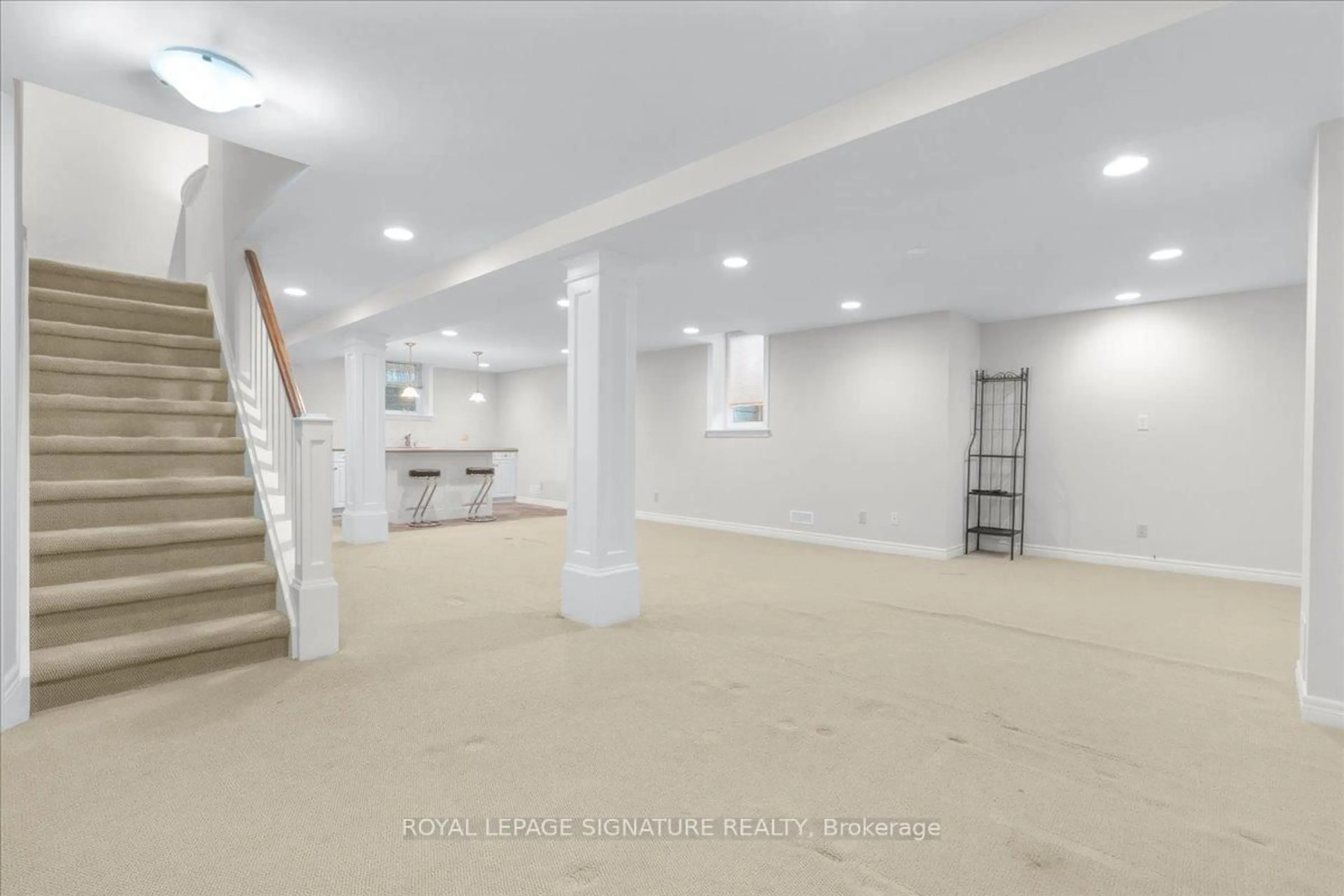Indoor foyer for 6019 Tillsdown Dr, Mississauga Ontario L5N 4M5