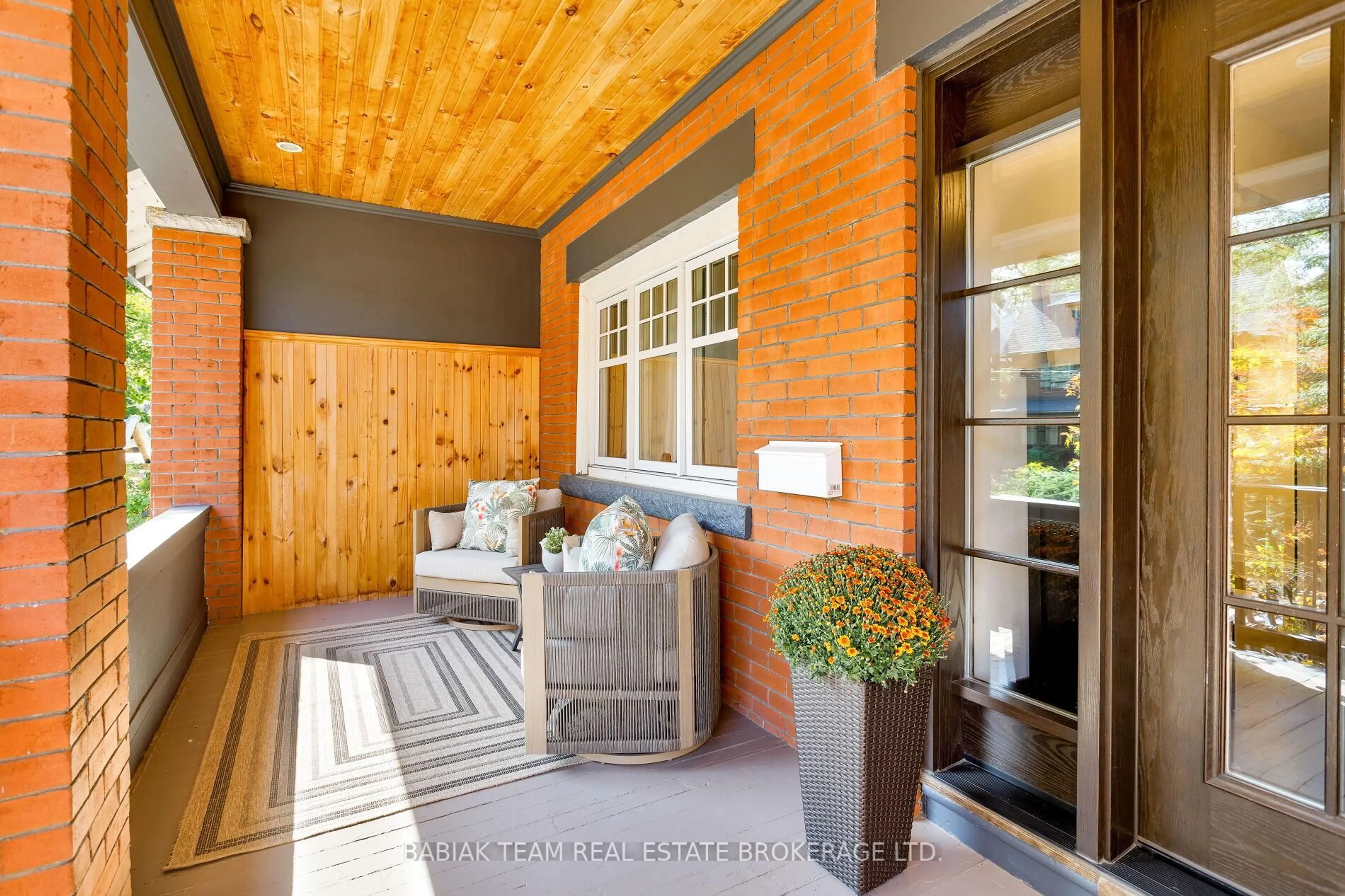 Indoor entryway for 302 Garden Ave, Toronto Ontario M6R 1J6