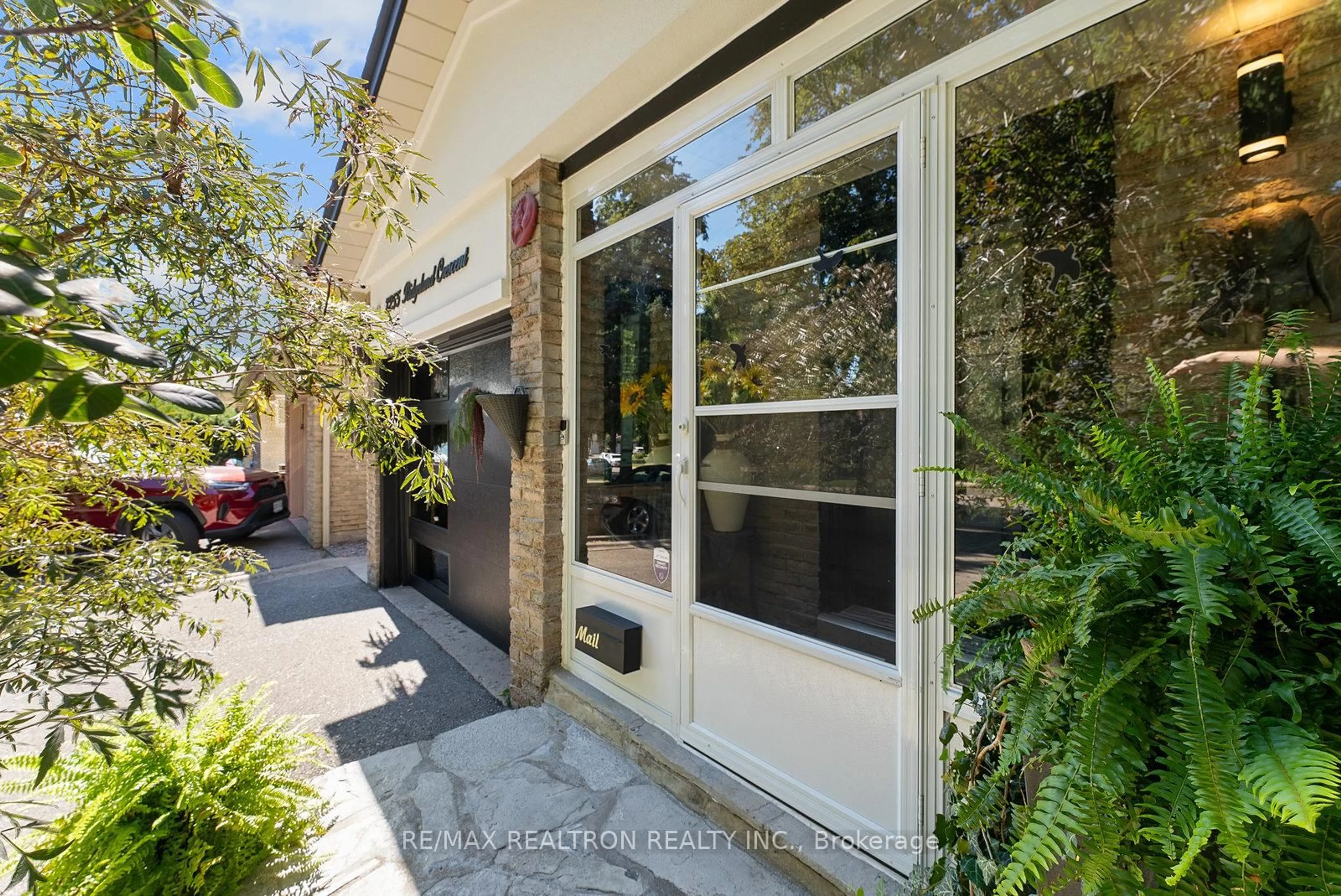 Indoor entryway for 7255 Ridgeland Cres, Mississauga Ontario L5N 1Z1