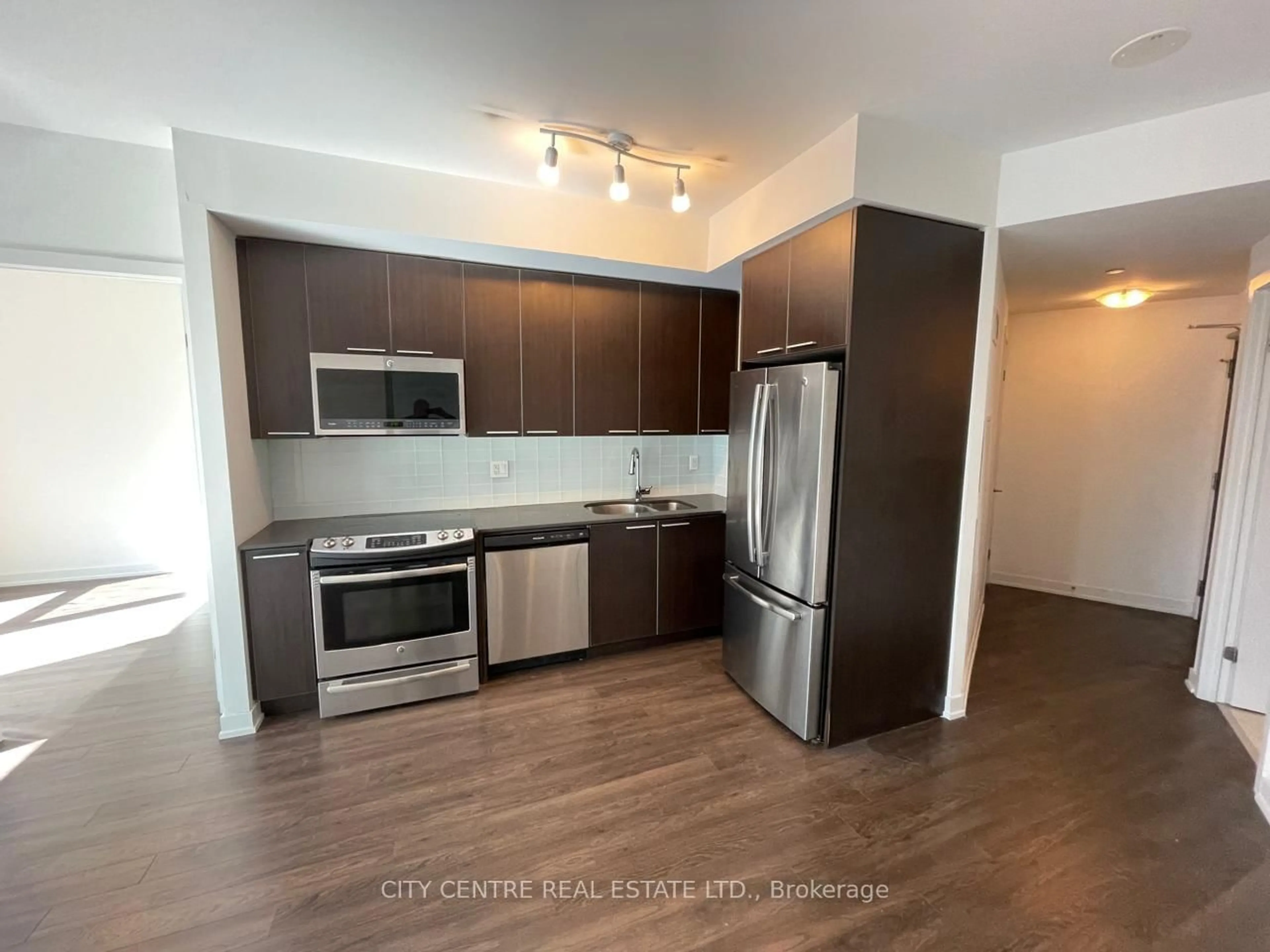 Standard kitchen, wood/laminate floor for 10 Park Lawn Rd #522, Toronto Ontario M8V 0H9