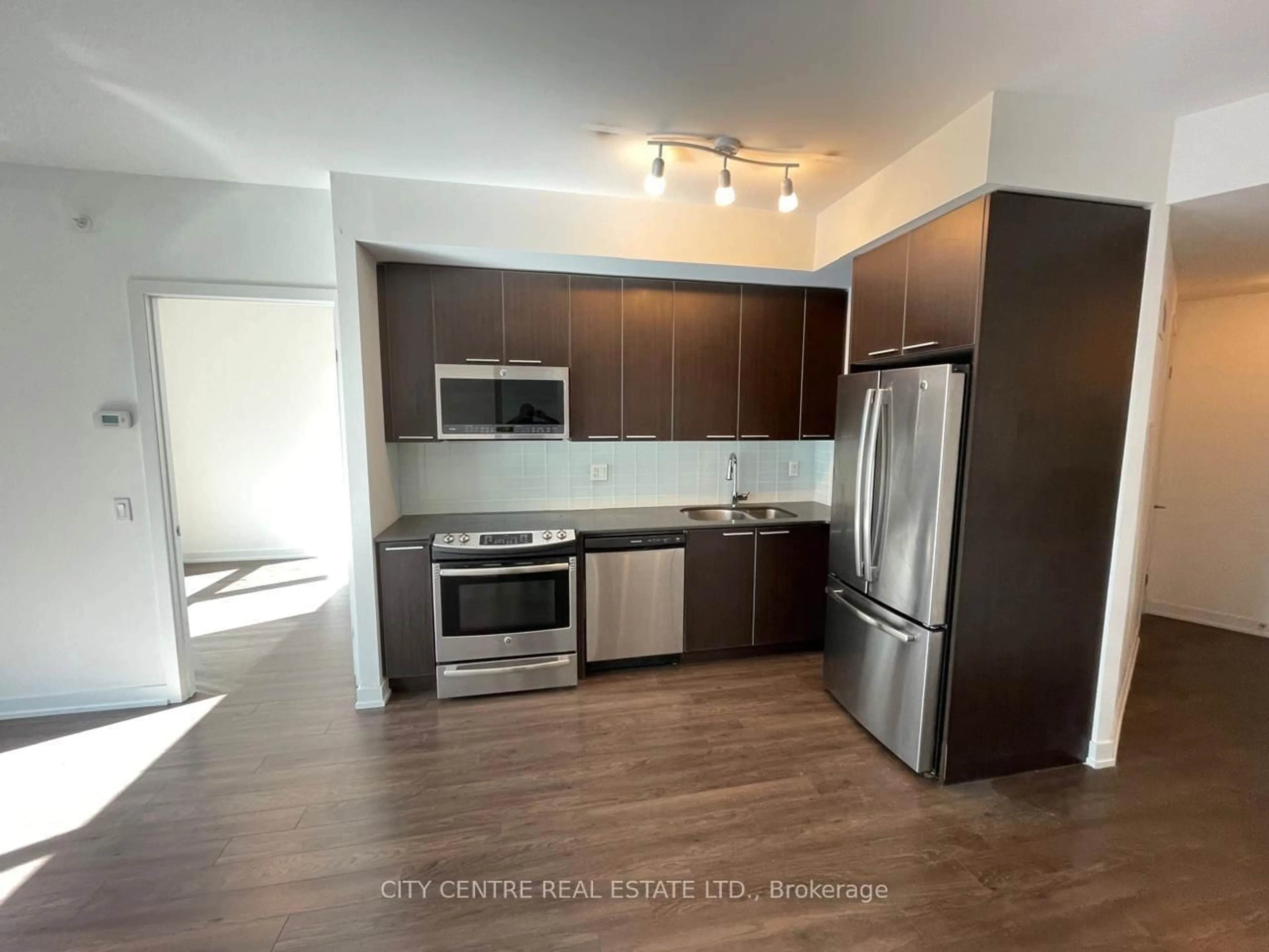 Standard kitchen, unknown for 10 Park Lawn Rd #522, Toronto Ontario M8V 0H9