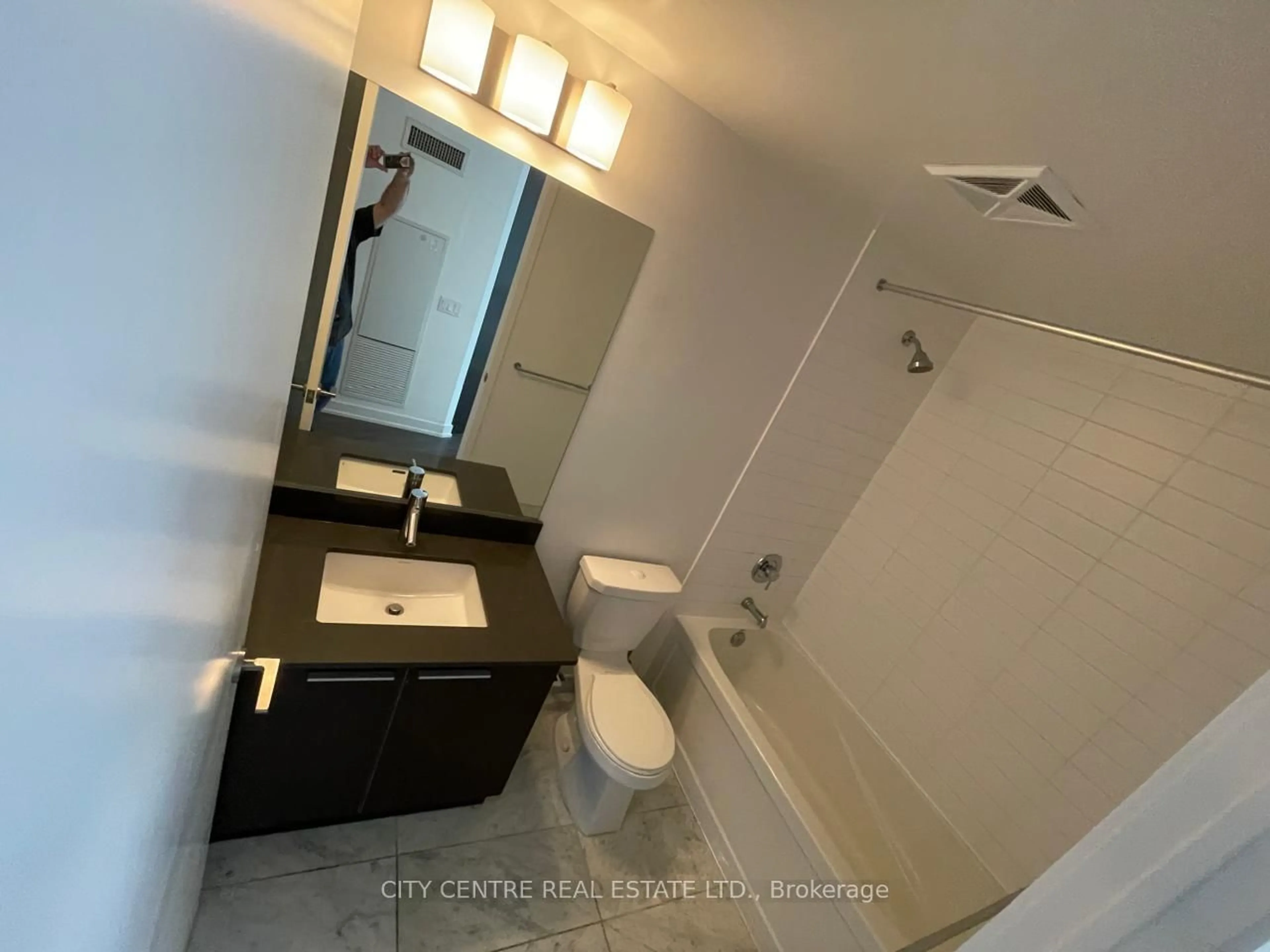 Standard bathroom, ceramic/tile floor for 10 Park Lawn Rd #522, Toronto Ontario M8V 0H9