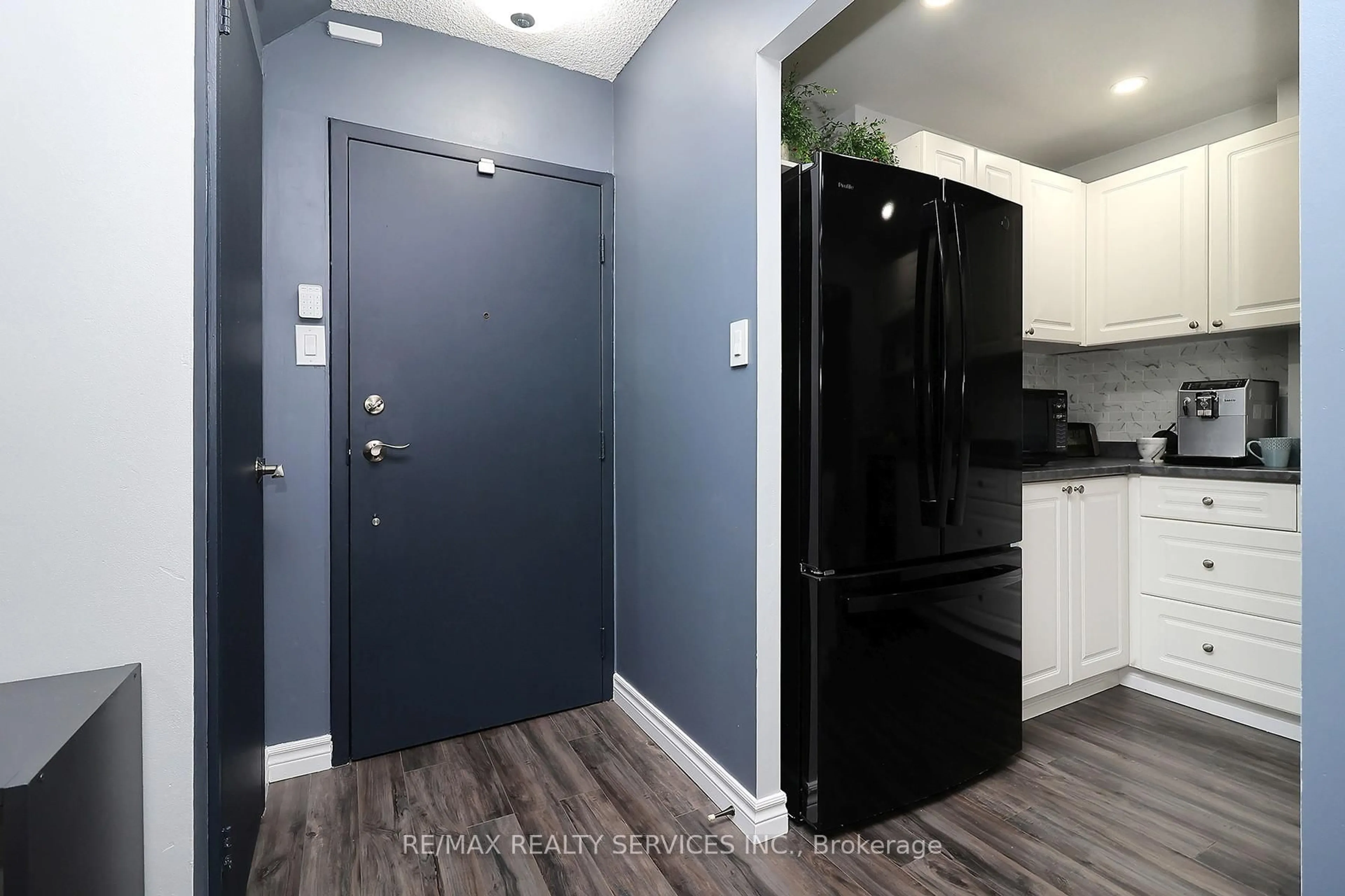 Indoor entryway for 2095 Roche Crt #132, Mississauga Ontario L5K 2C8