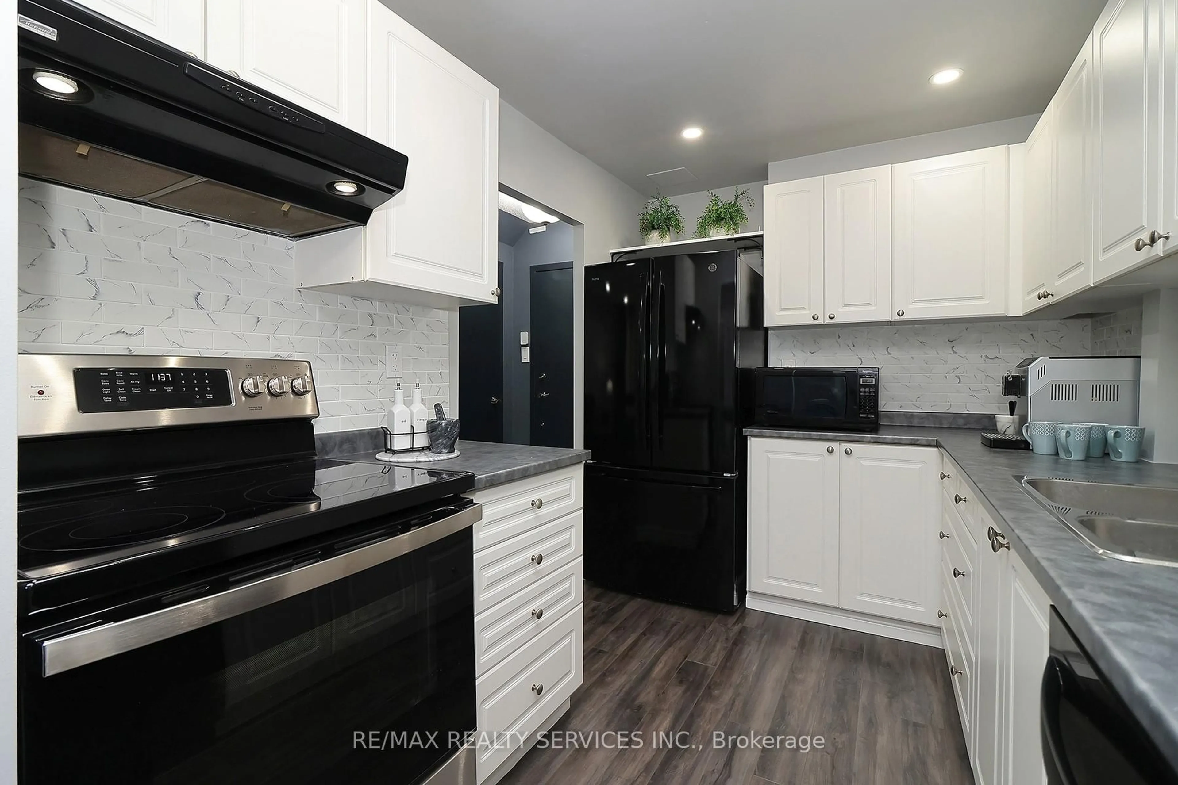 Standard kitchen, unknown for 2095 Roche Crt #132, Mississauga Ontario L5K 2C8
