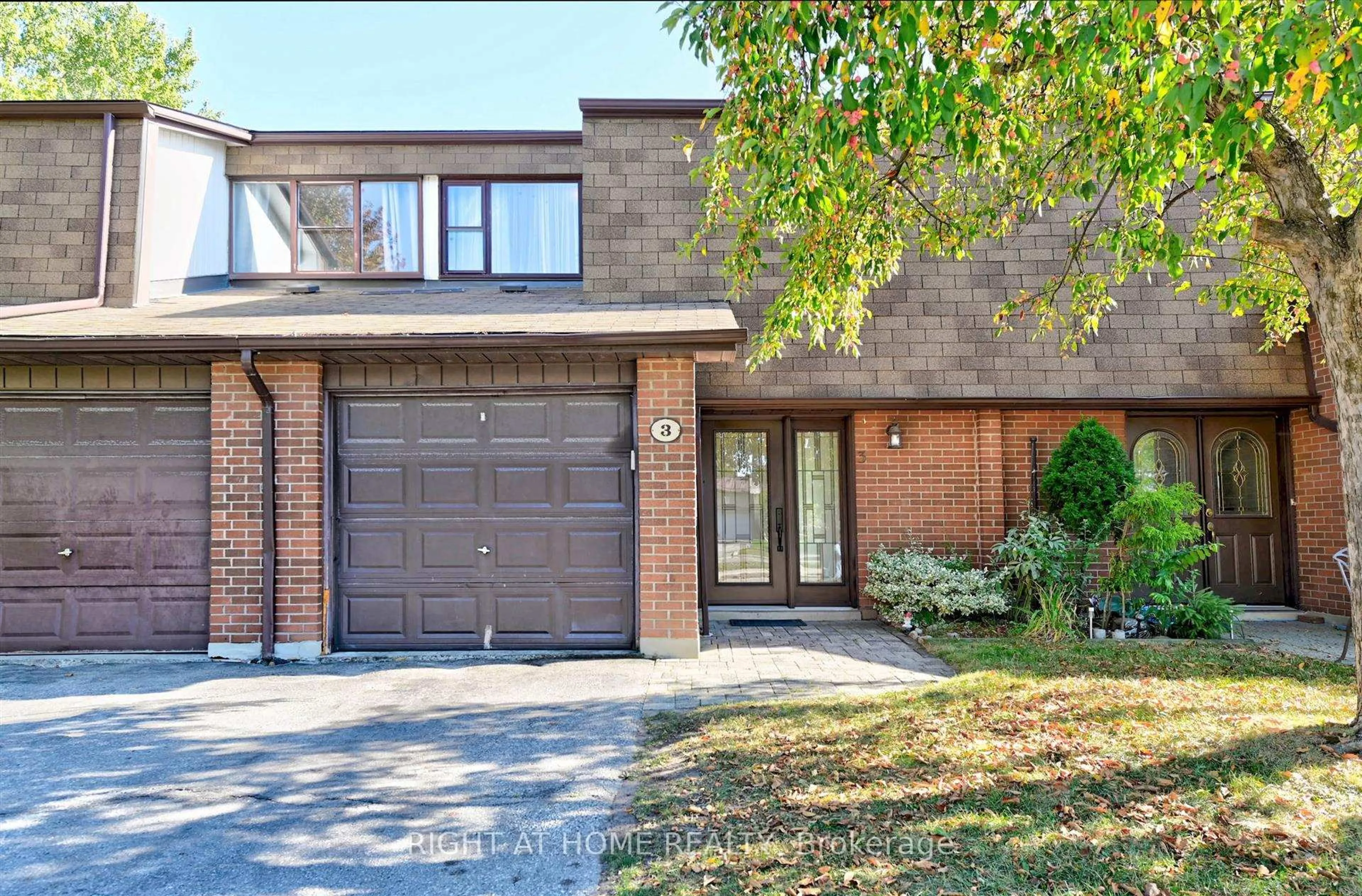 Home with brick exterior material, street for 600 Silver Creek Blvd #3, Mississauga Ontario L5A 2B4