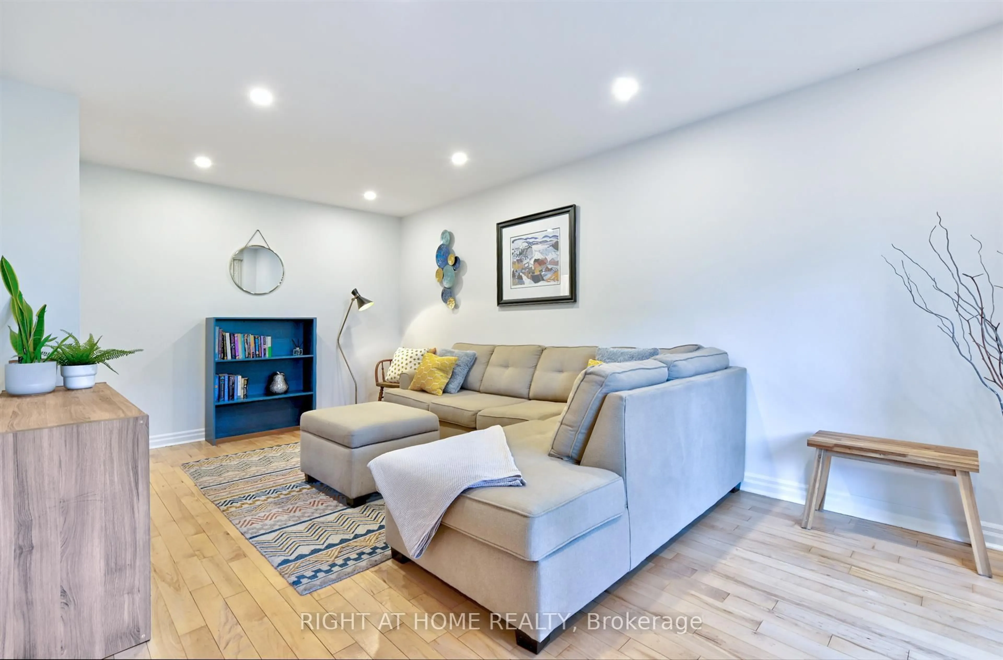 Living room with furniture, wood/laminate floor for 600 Silver Creek Blvd #3, Mississauga Ontario L5A 2B4