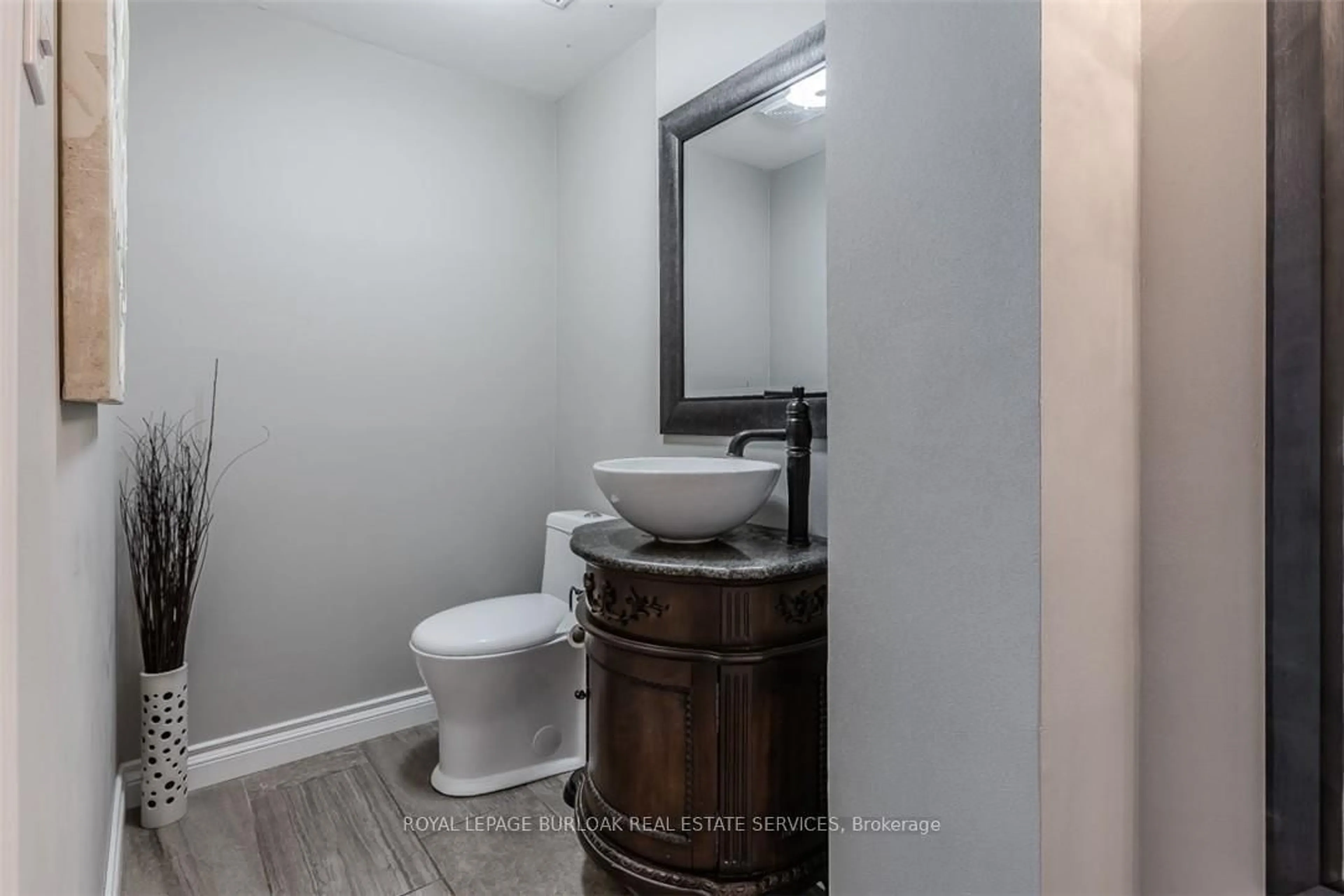 Standard bathroom, ceramic/tile floor for 5253 Bromley Rd, Burlington Ontario L7L 3G1