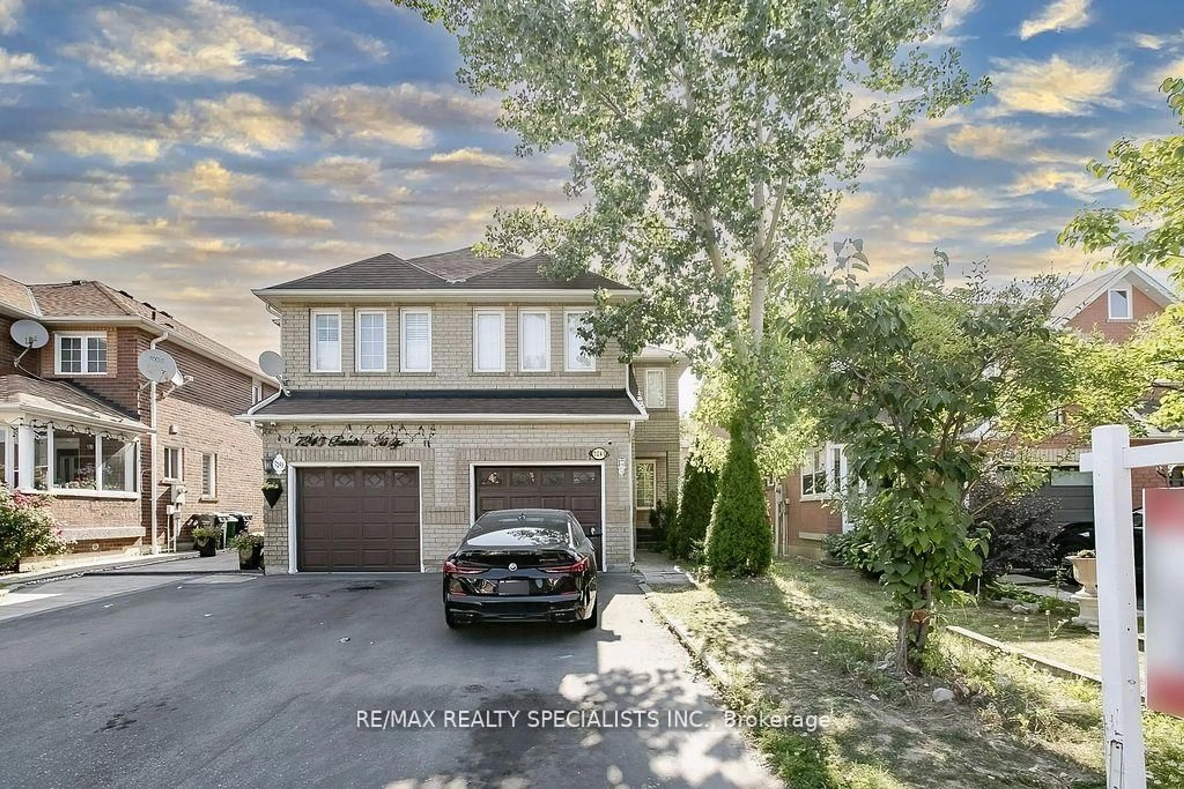 A pic from outside/outdoor area/front of a property/back of a property/a pic from drone, street for 7243 Frontier Rdge, Mississauga Ontario L5N 7P9