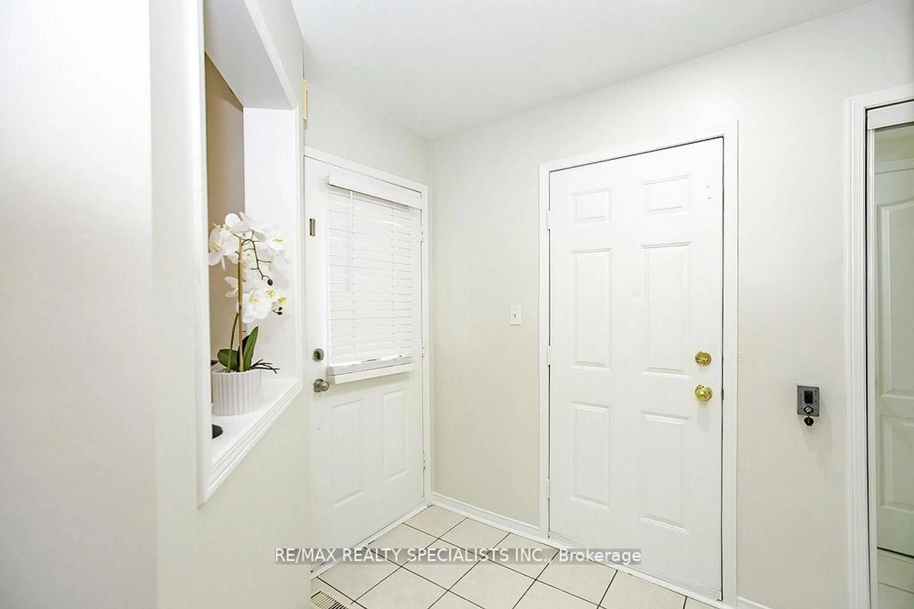 Indoor entryway for 7243 Frontier Rdge, Mississauga Ontario L5N 7P9
