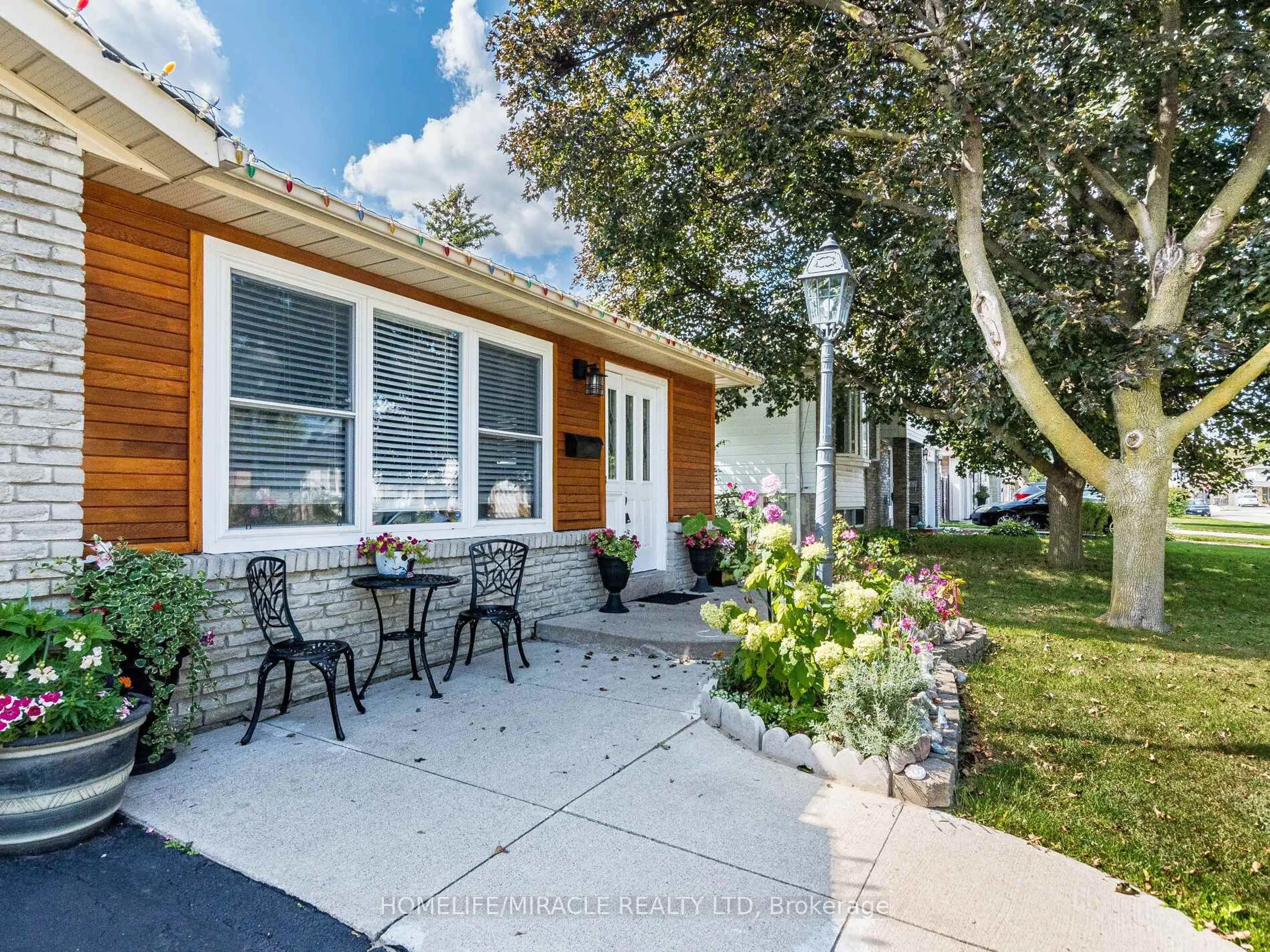 Patio, street for 64 Geneva Cres, Brampton Ontario L6S 1K9