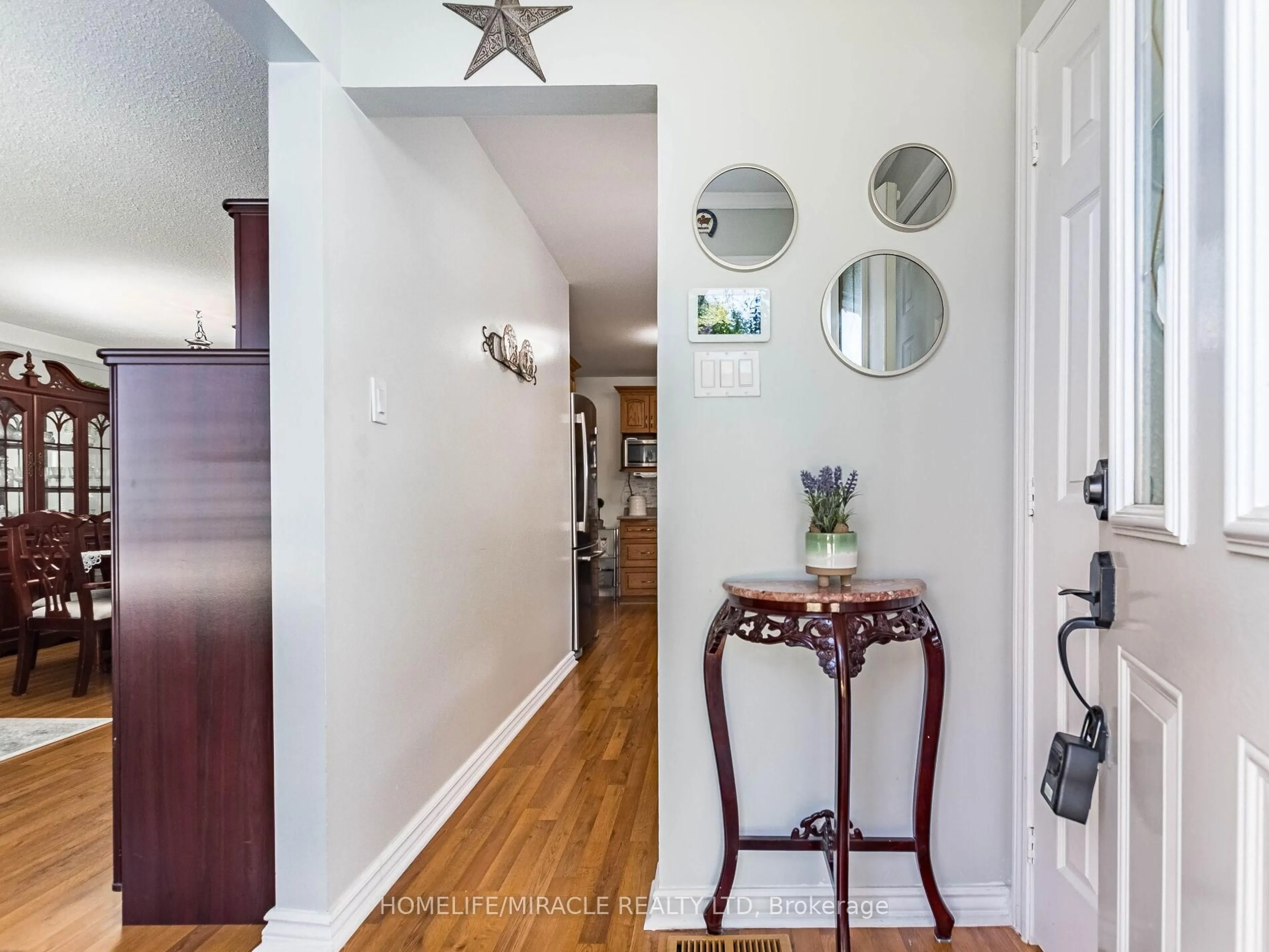 Indoor entryway for 64 Geneva Cres, Brampton Ontario L6S 1K9