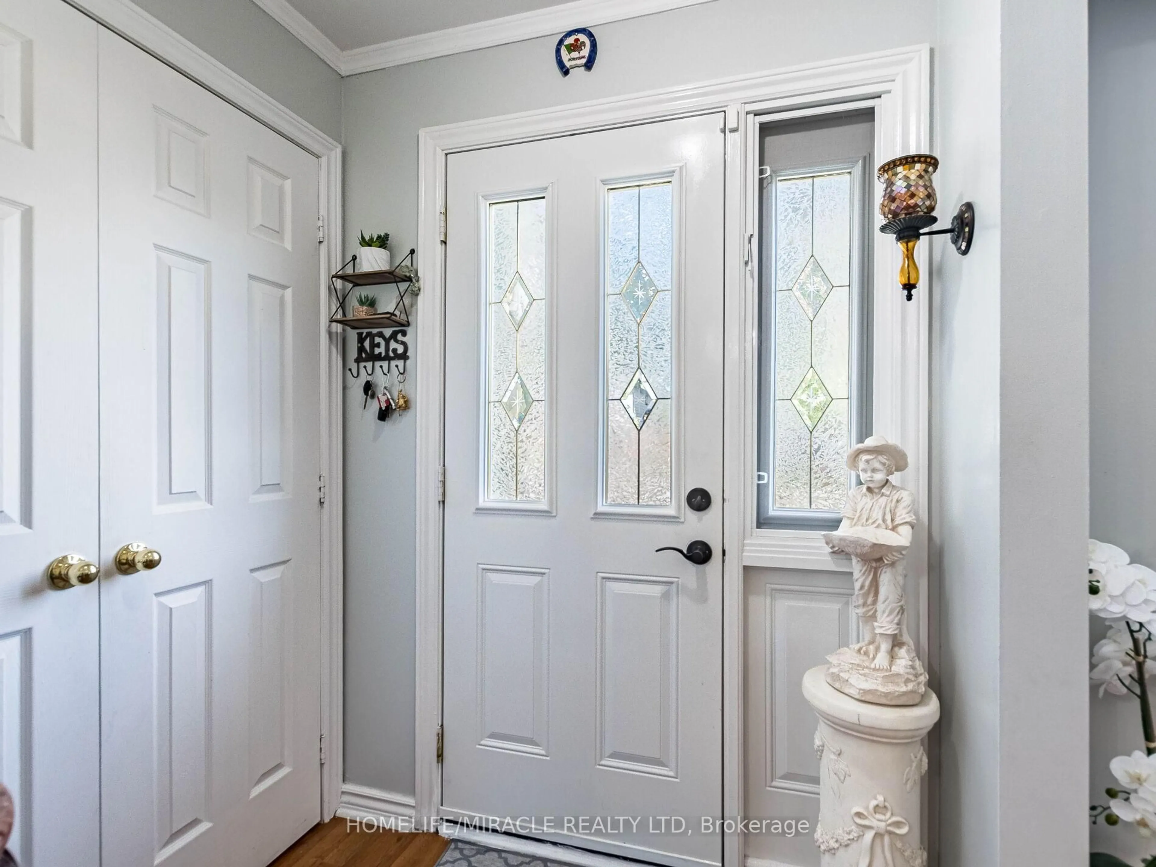 Indoor entryway for 64 Geneva Cres, Brampton Ontario L6S 1K9