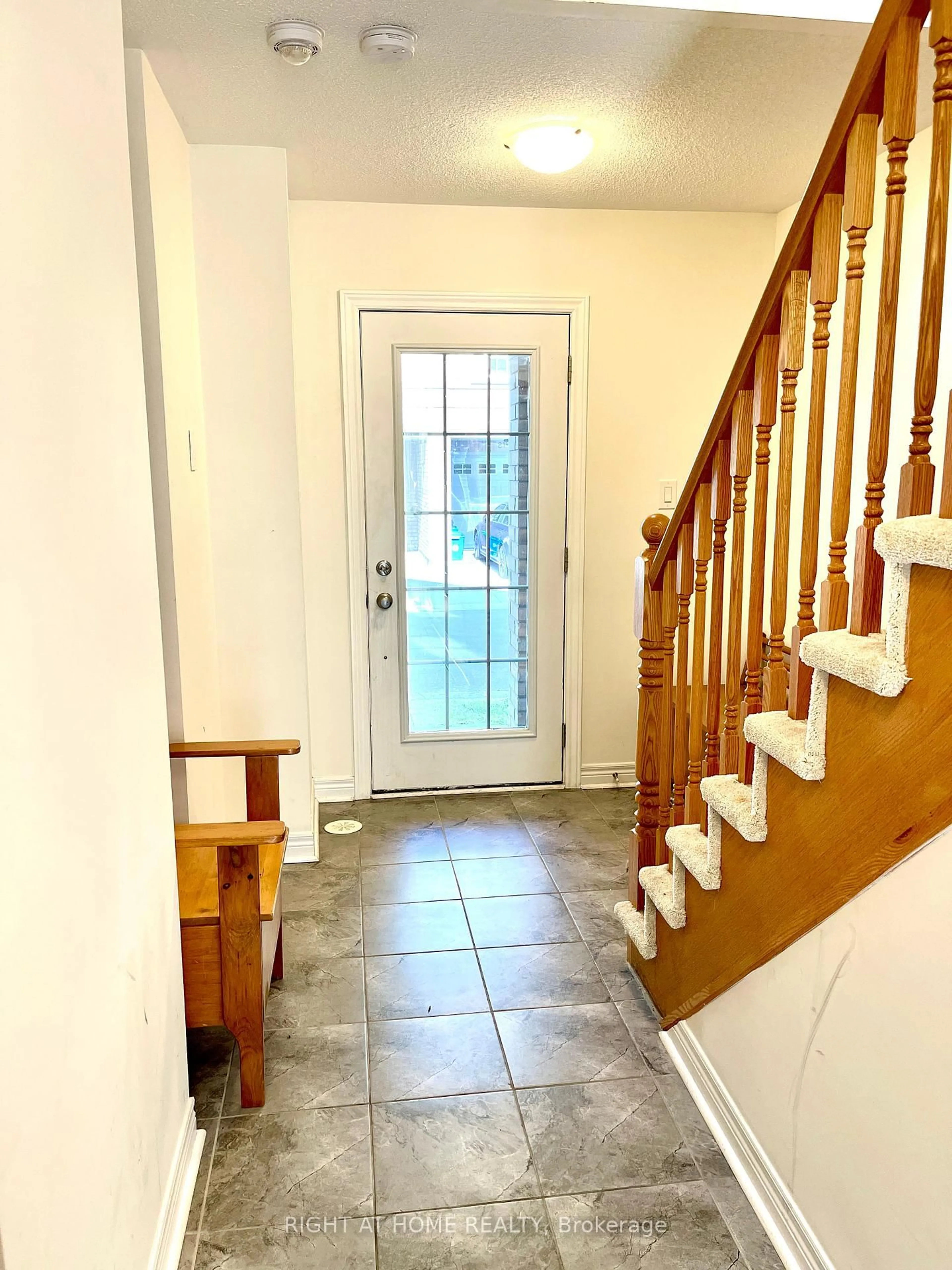 Indoor entryway for 2280 Baronwood Dr #91, Oakville Ontario L6M 0K4
