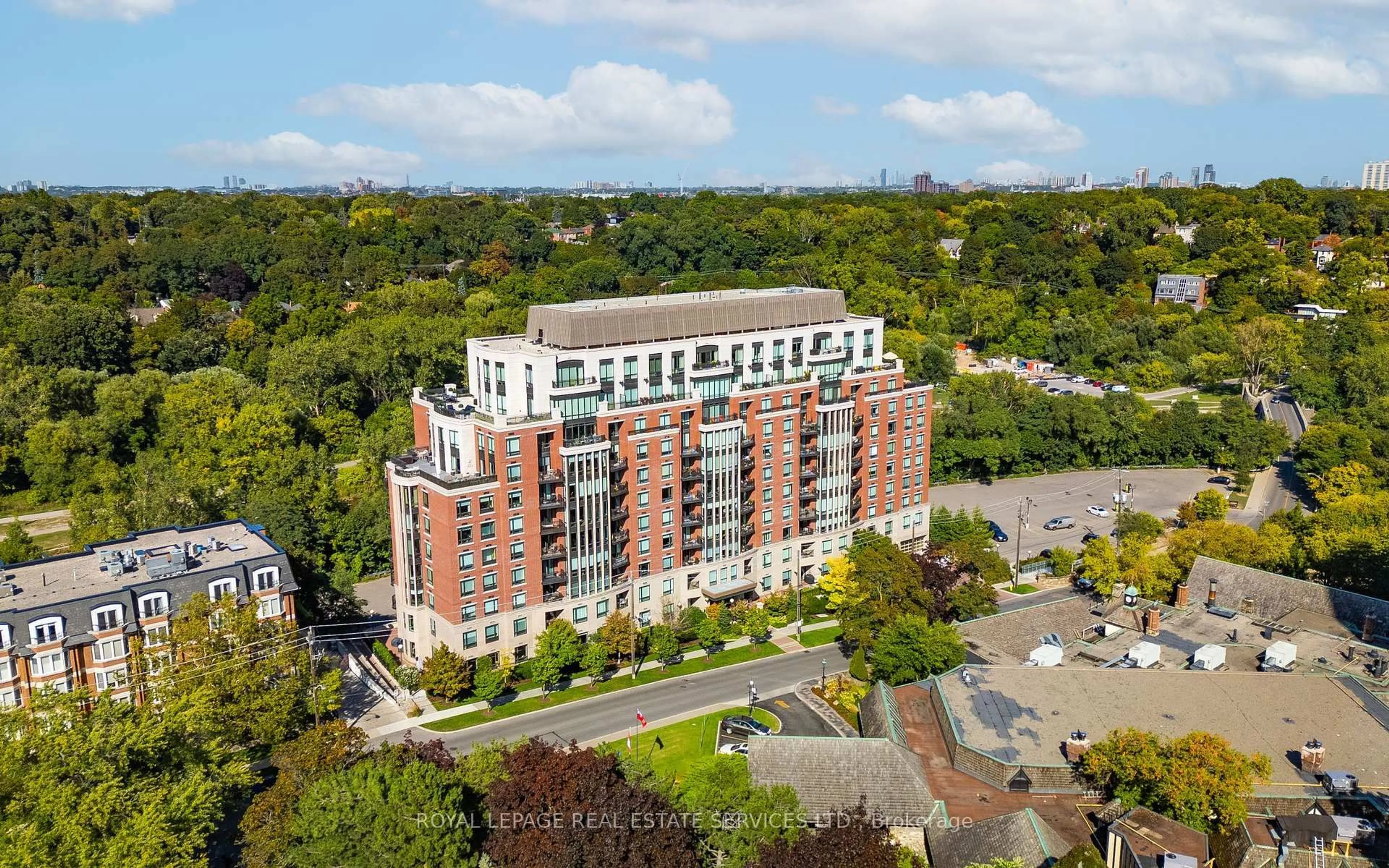 A pic from outside/outdoor area/front of a property/back of a property/a pic from drone, building for 30 Old Mill Rd #602, Toronto Ontario M8X 0A5
