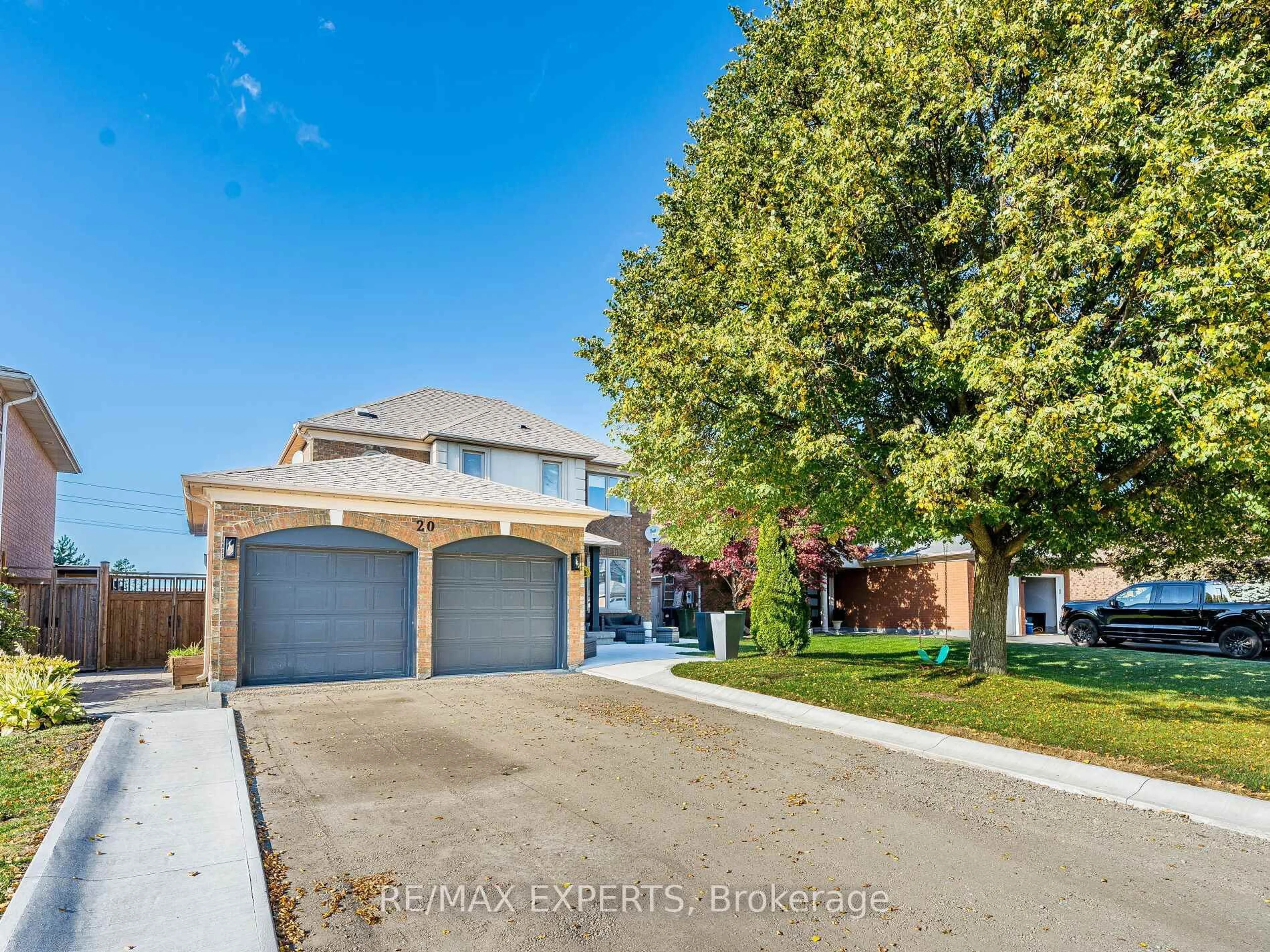 A pic from outside/outdoor area/front of a property/back of a property/a pic from drone, street for 20 Foxchase Dr, Caledon Ontario L7E 1H7