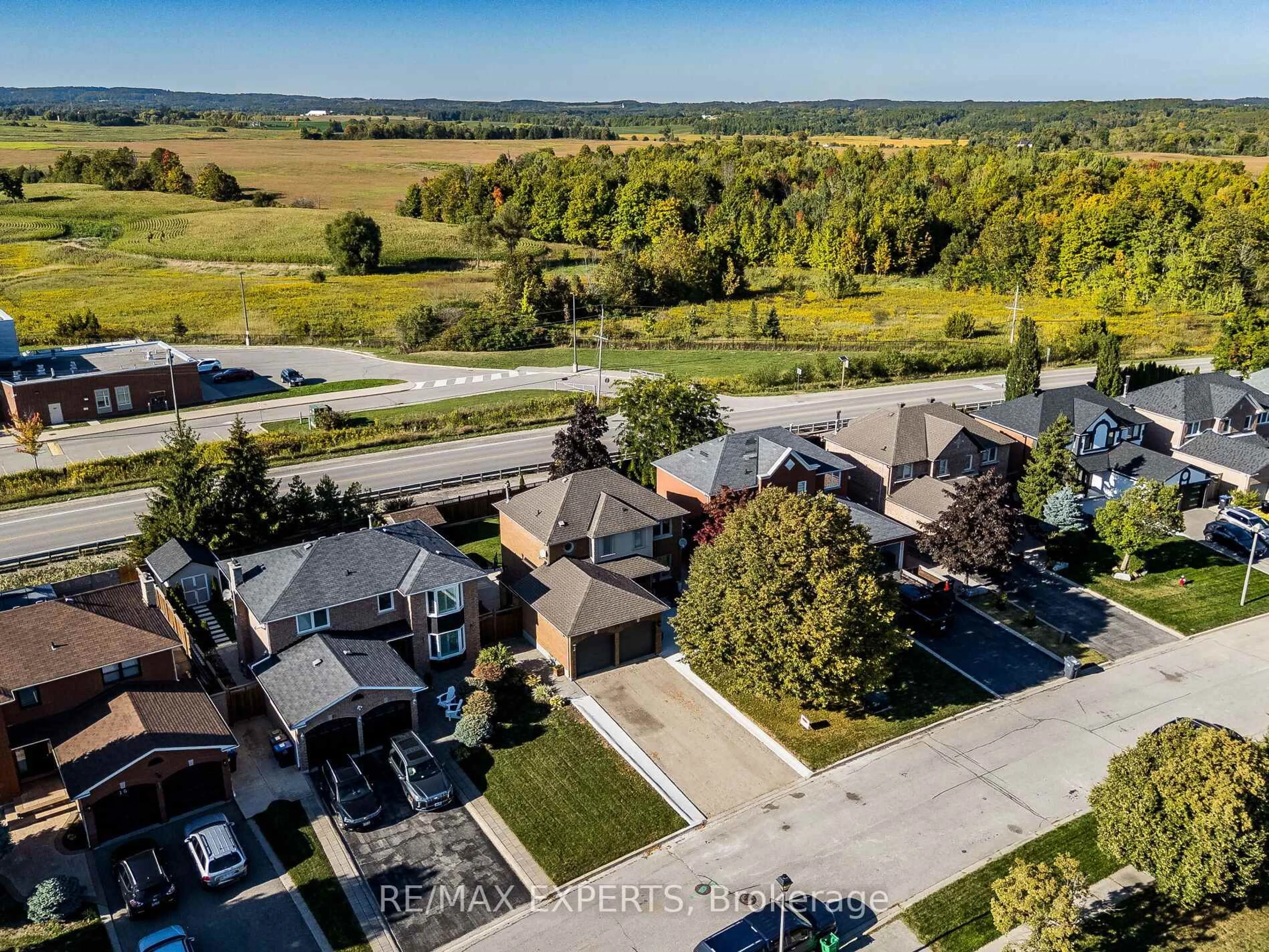 A pic from outside/outdoor area/front of a property/back of a property/a pic from drone, street for 20 Foxchase Dr, Caledon Ontario L7E 1H7