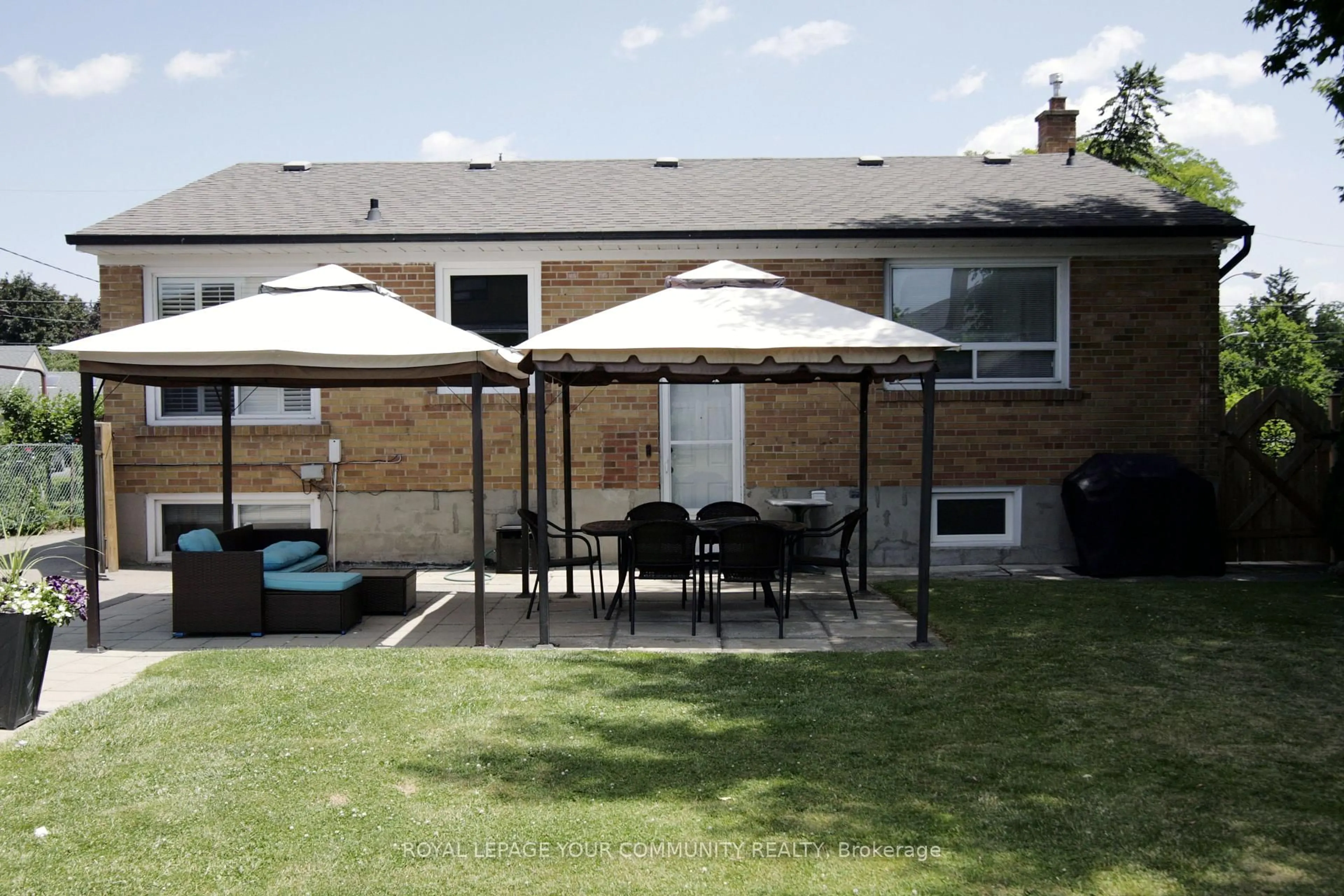 Patio, street for 136 Strathburn Blvd, Toronto Ontario M9M 2L1