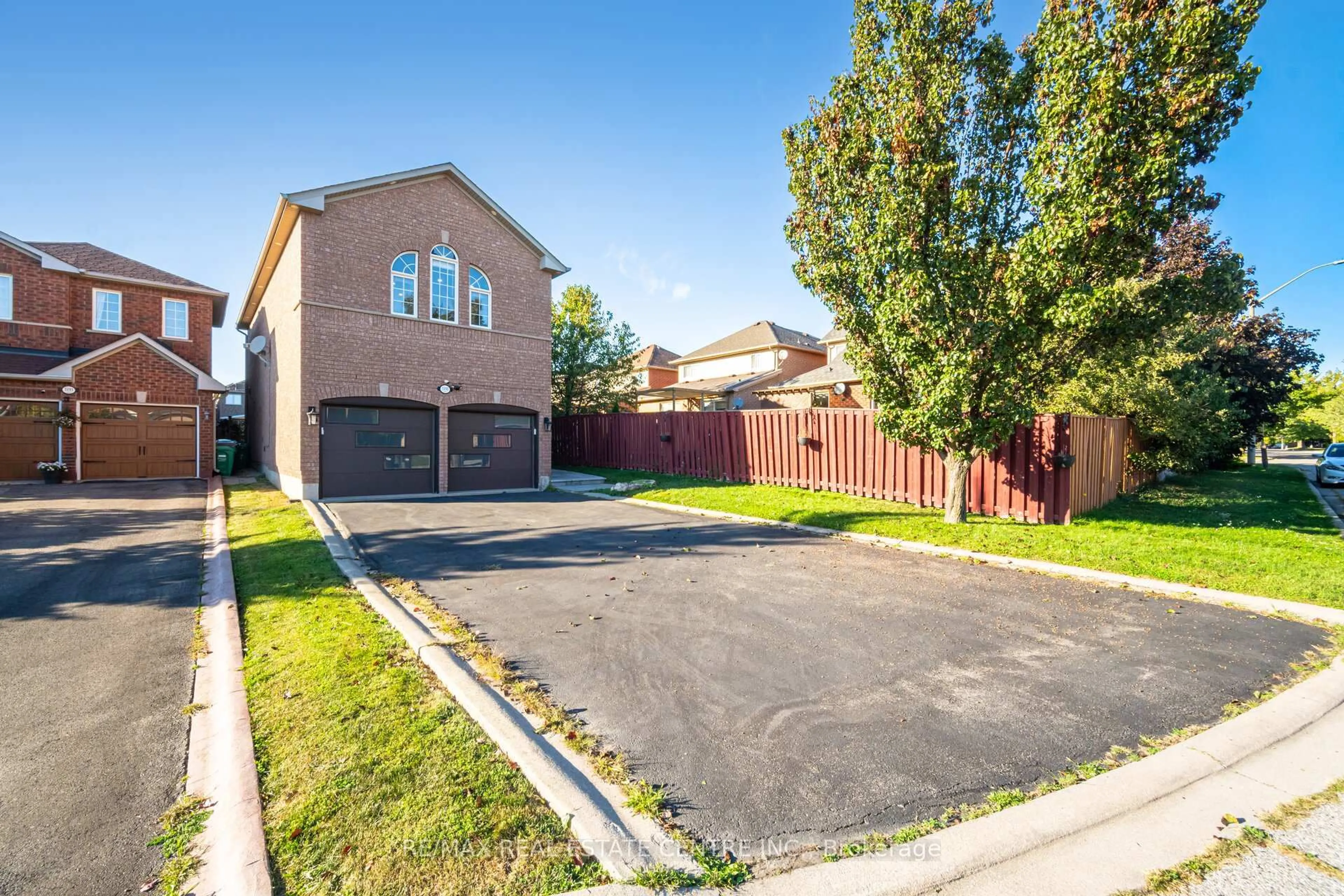 A pic from outside/outdoor area/front of a property/back of a property/a pic from drone, street for 3191 Oakview Rd, Mississauga Ontario L5N 7N9