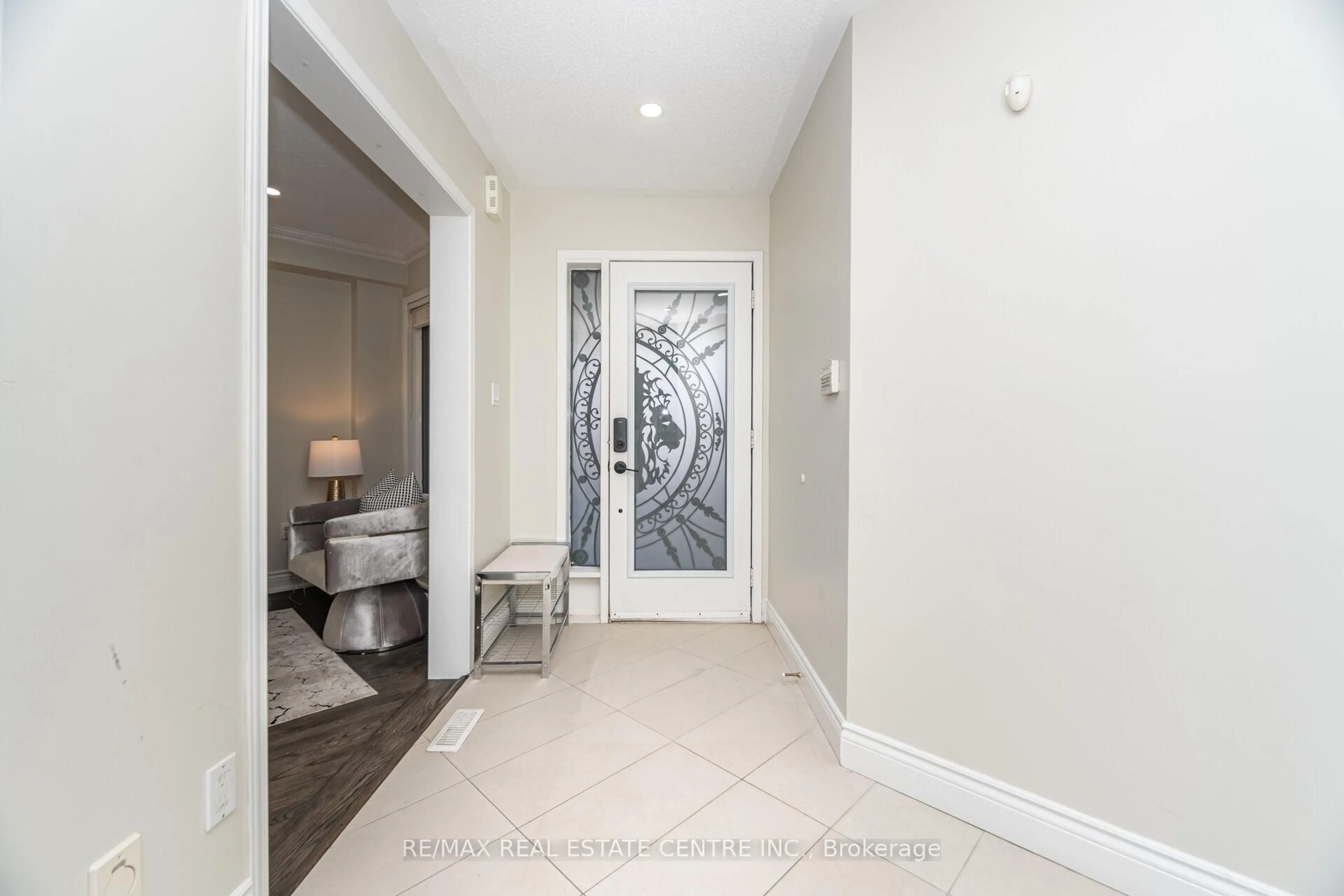 Indoor entryway for 3191 Oakview Rd, Mississauga Ontario L5N 7N9