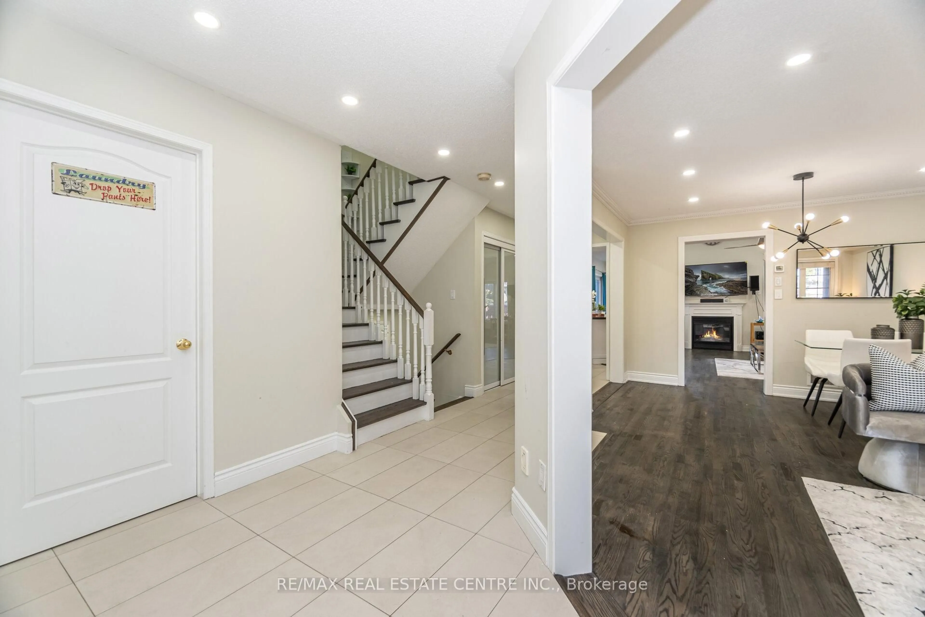 Indoor entryway for 3191 Oakview Rd, Mississauga Ontario L5N 7N9