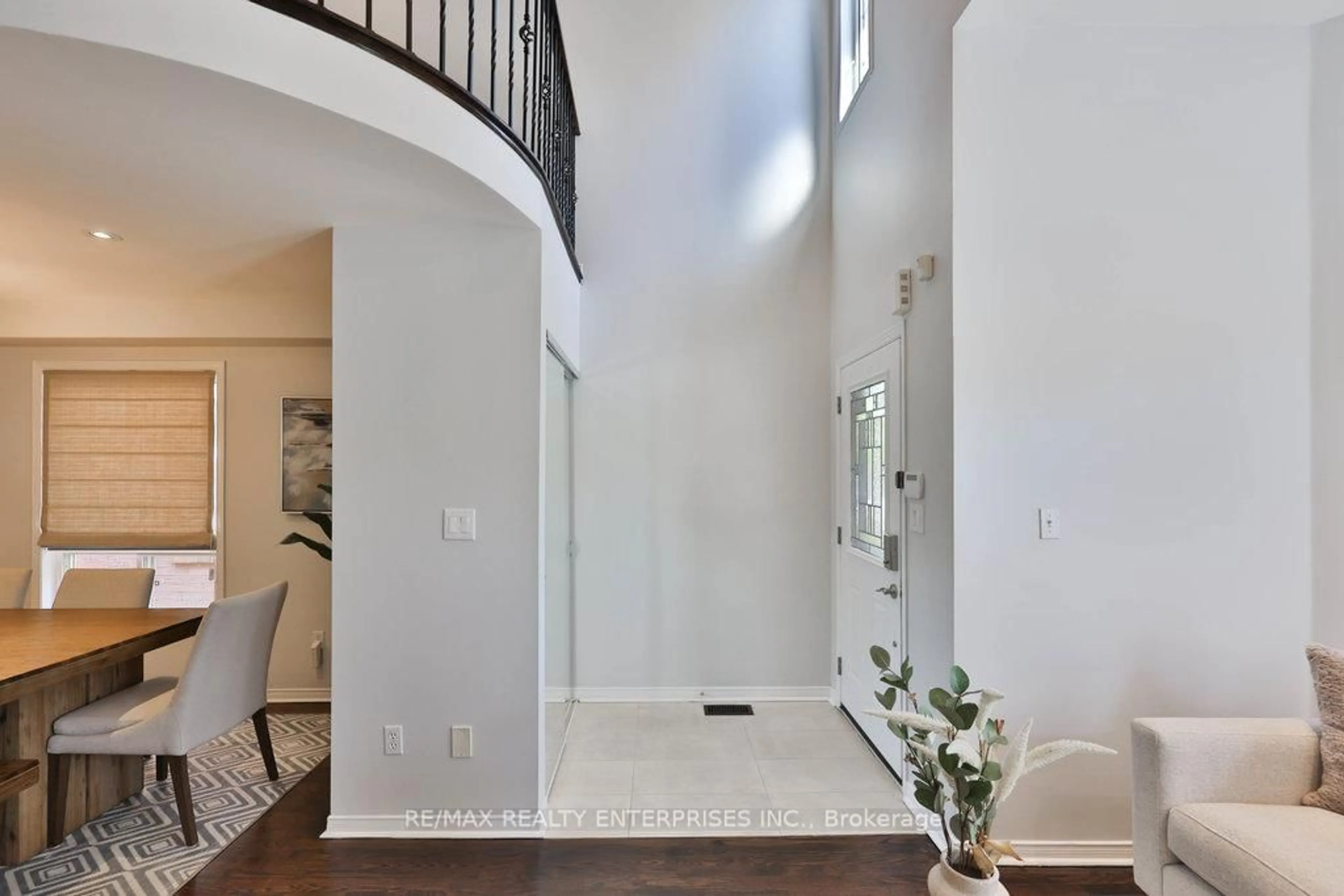 Indoor entryway for 2331 Stillmeadow Rd, Oakville Ontario L6M 4C8
