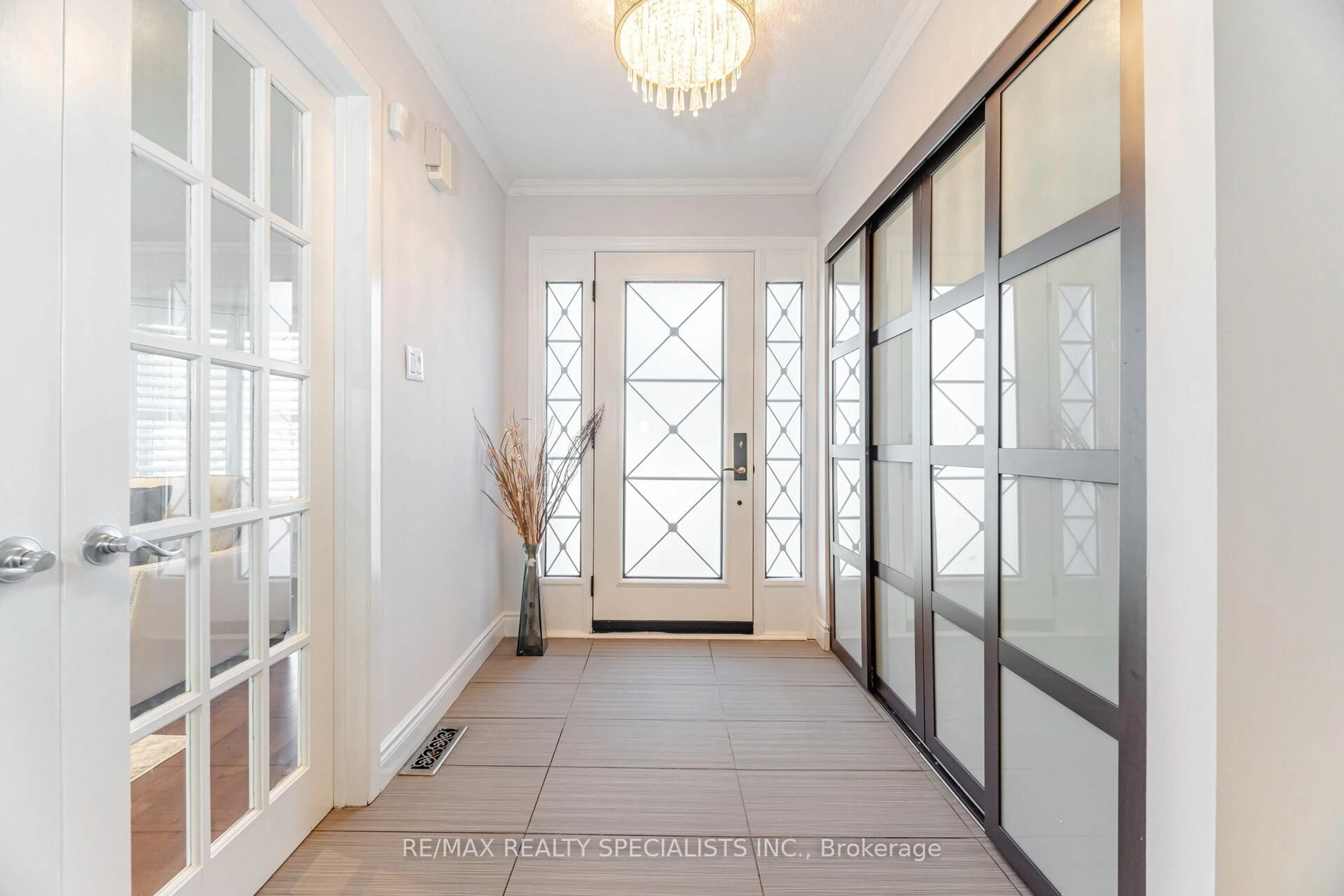 Indoor foyer for 6240 Edenwood Dr, Mississauga Ontario L5N 3B7