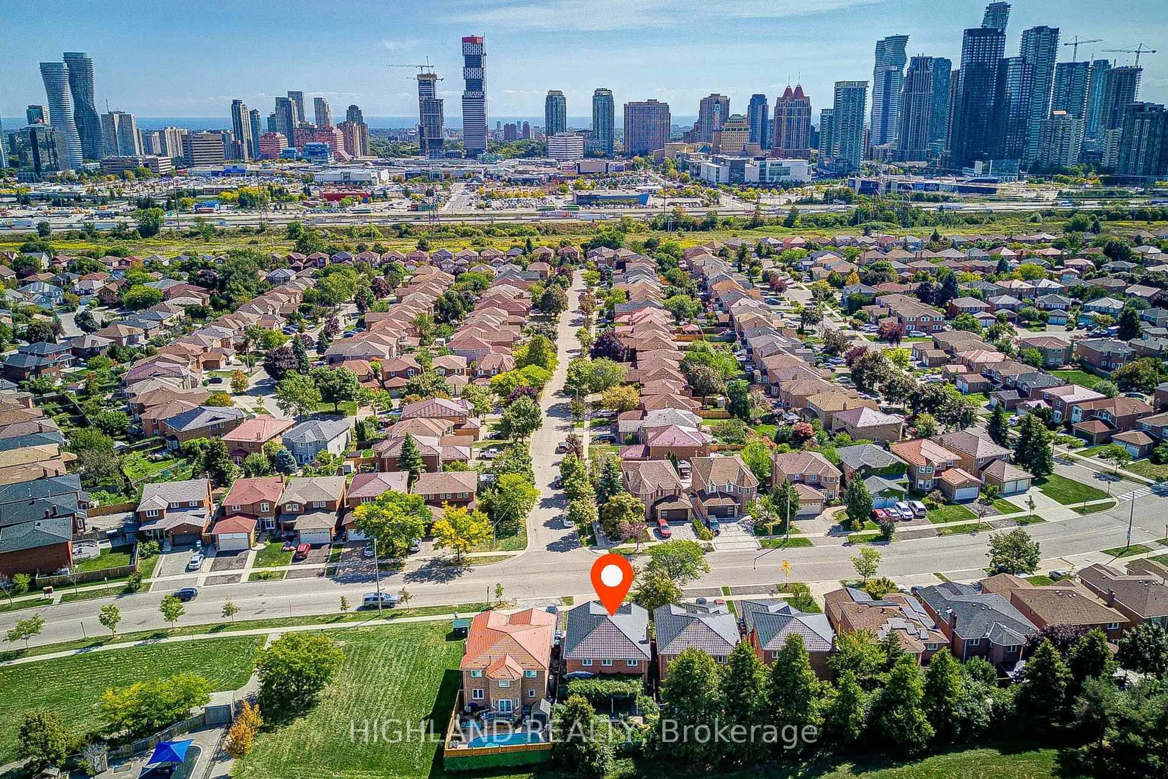 A pic from outside/outdoor area/front of a property/back of a property/a pic from drone, city buildings view from balcony for 257 Huntington Ridge Dr, Mississauga Ontario L5R 1S3