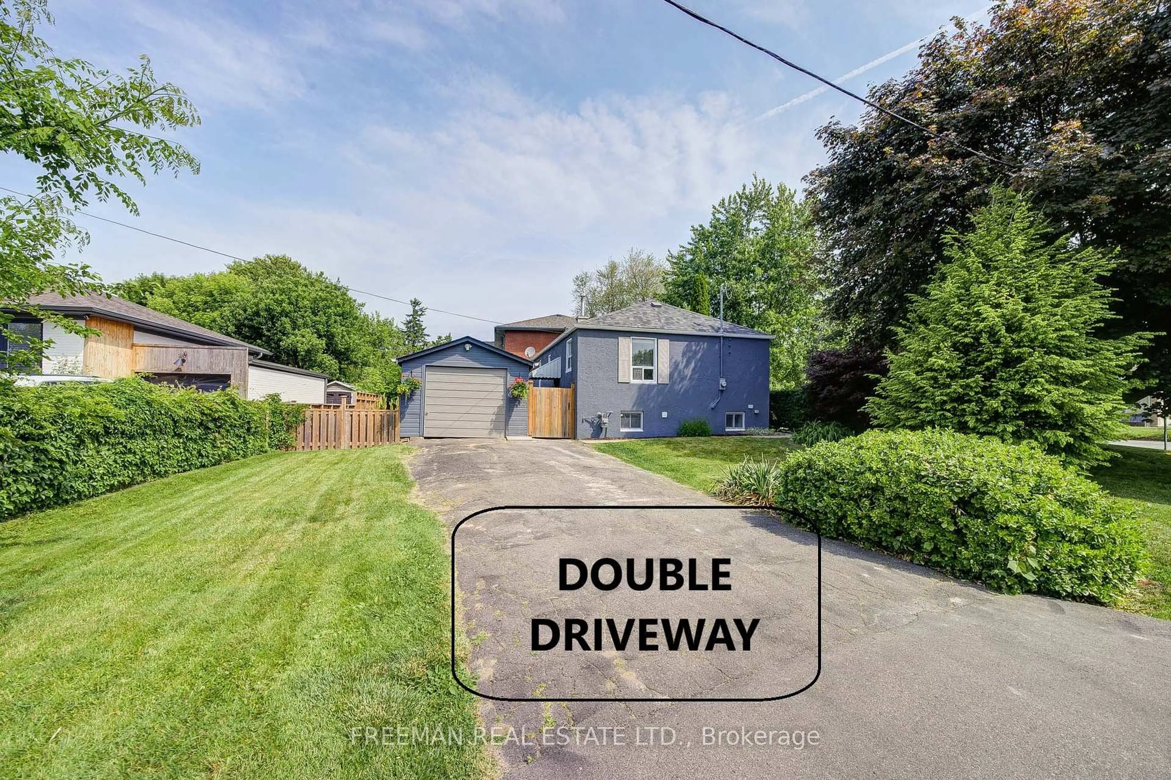 A pic from outside/outdoor area/front of a property/back of a property/a pic from drone, street for 6 Lloyd George Ave, Toronto Ontario M8W 3W4