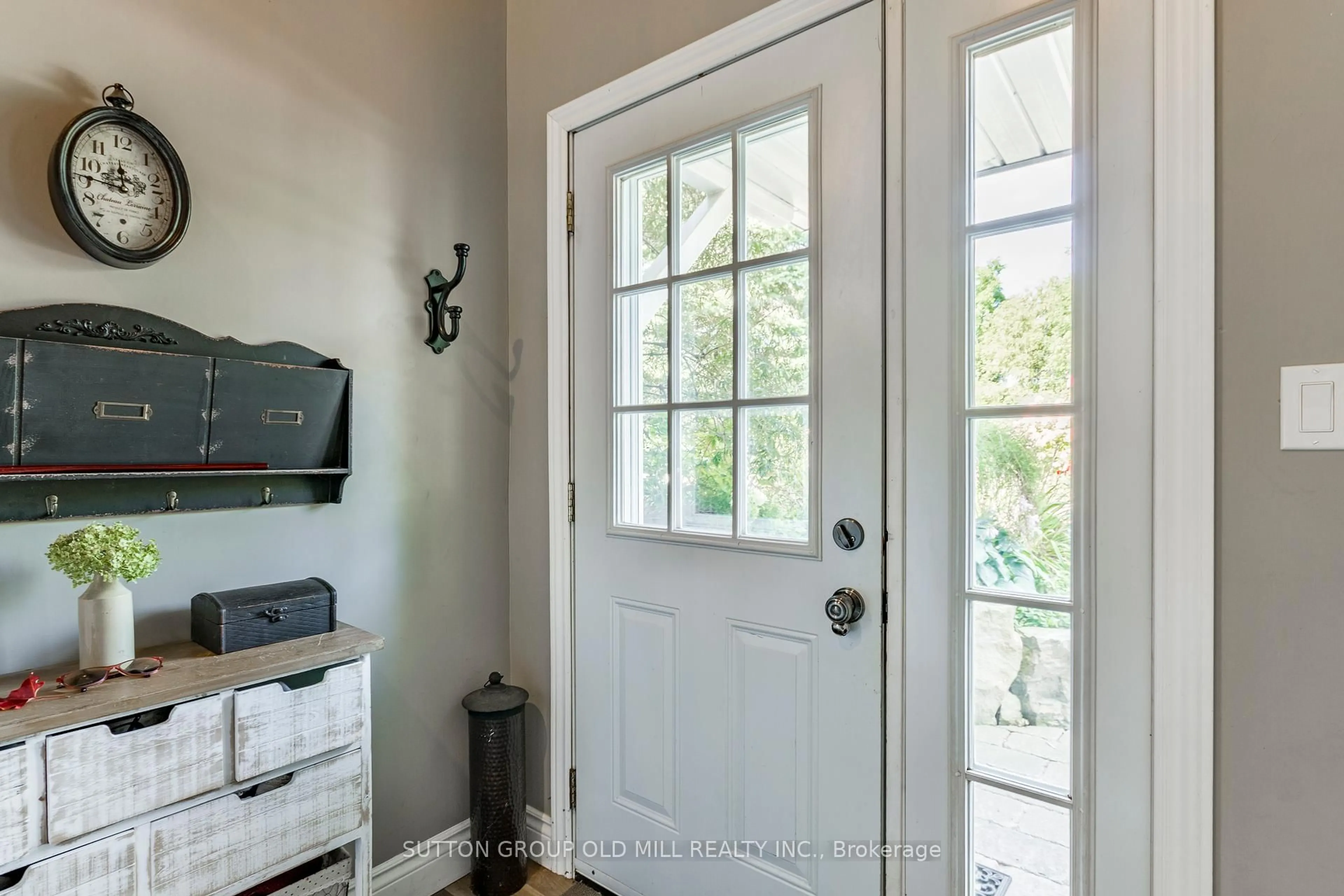 Indoor entryway for 17 King St, Caledon Ontario L7K 0C5