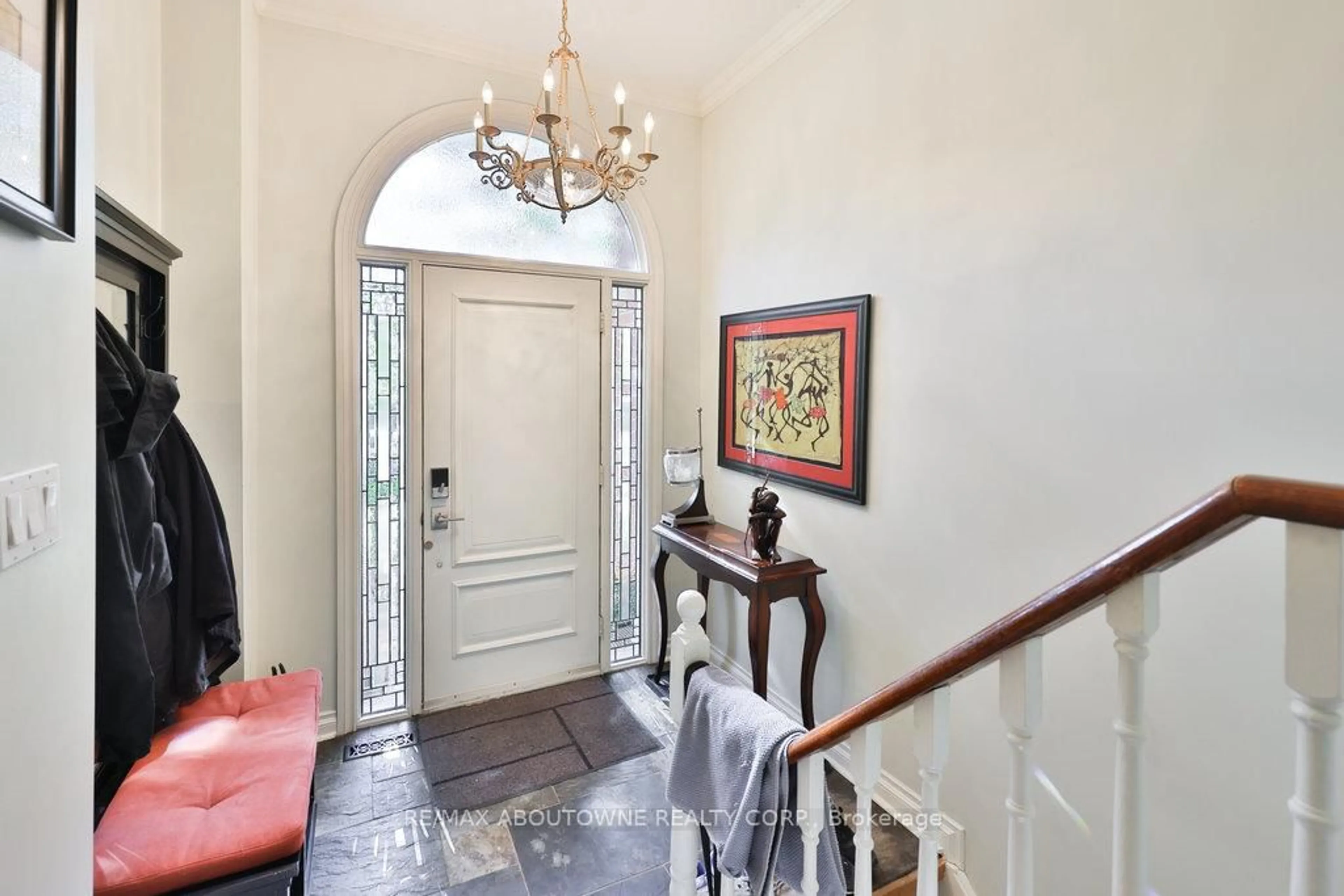 Indoor entryway for 68 Tradewind Dr, Oakville Ontario L6L 6K9