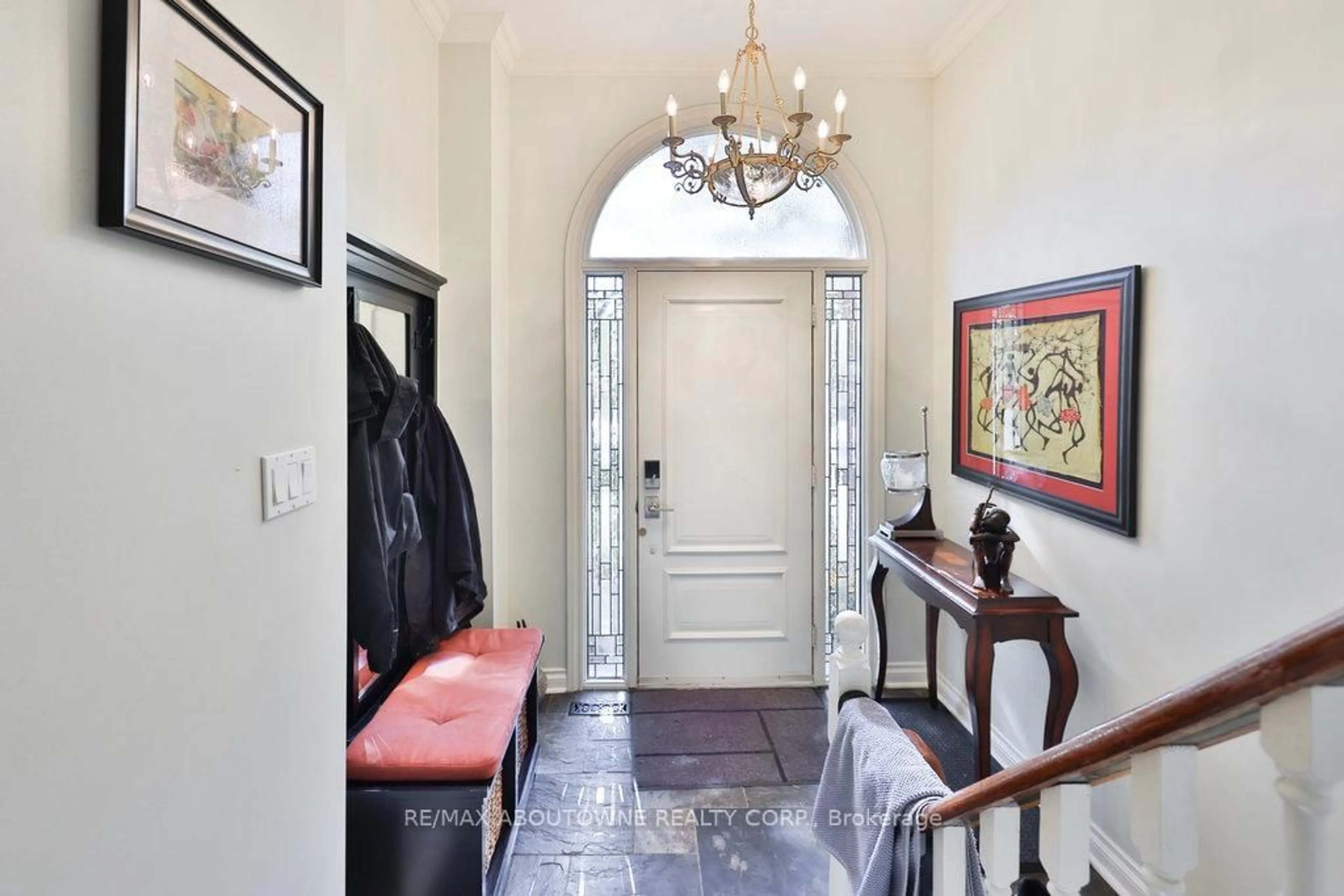 Indoor entryway for 68 Tradewind Dr, Oakville Ontario L6L 6K9